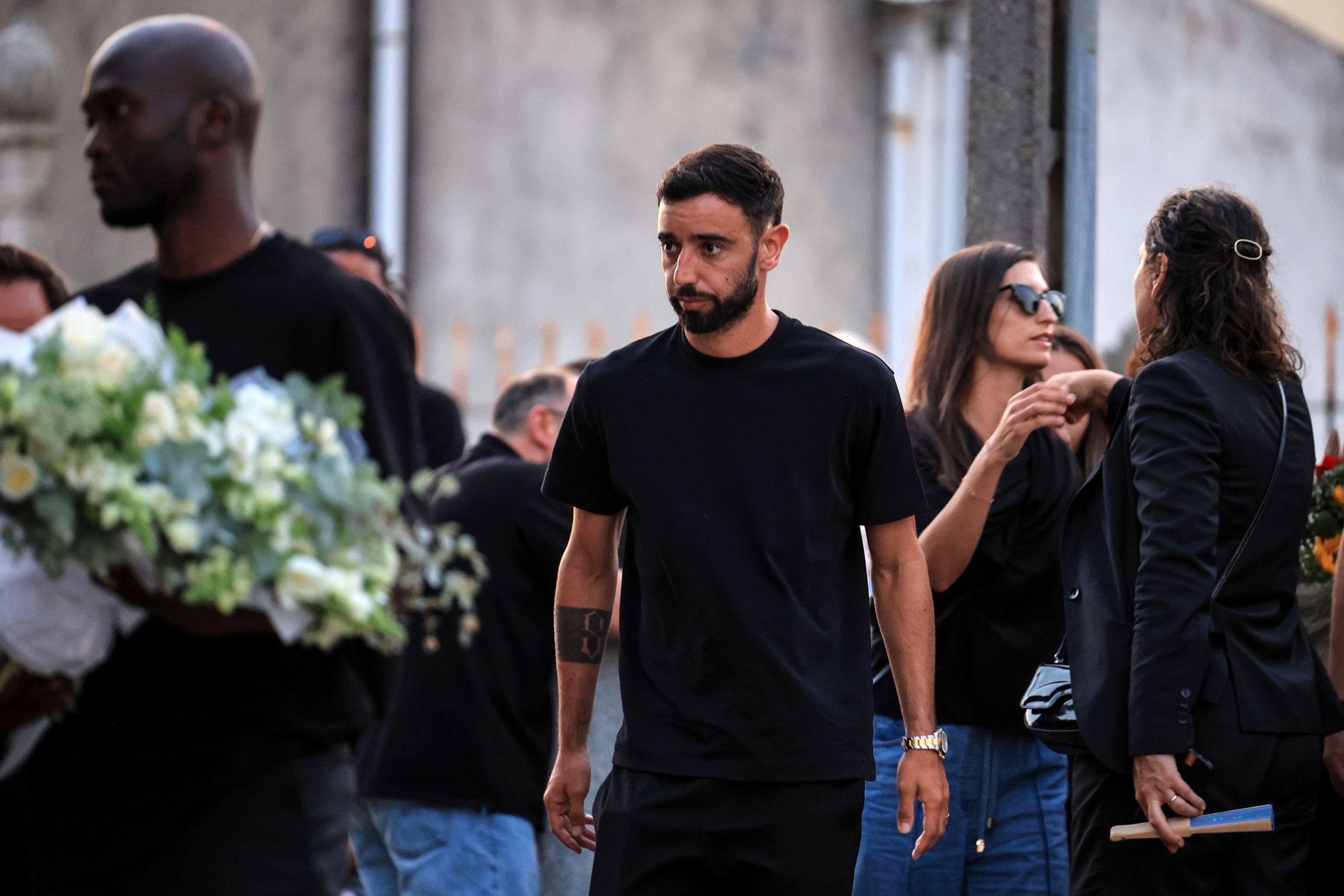 Hvězda Manchesteru United Bruno Fernandes na pohřbu Dioga Joty - Pohřeb Dioga Joty a jeho bratra Andreho Silvy (8/12)