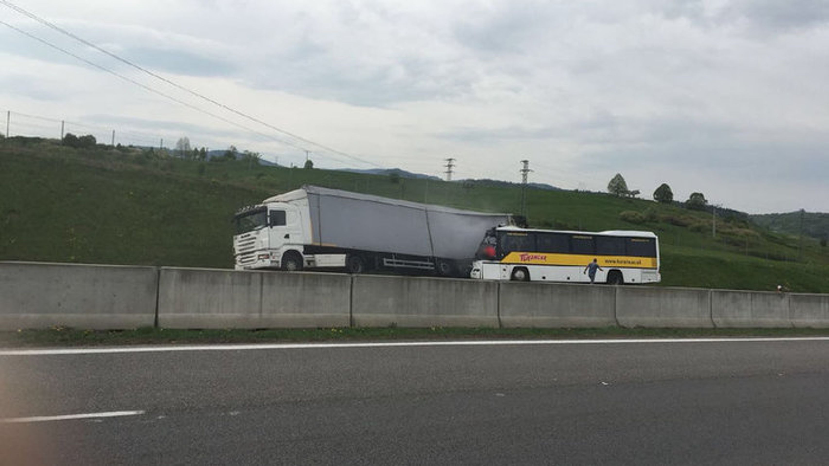 Autobus na Slovensku narazil do náklaďáku - GALERIE: Autobus na Slovensku narazil do náklaďáku (4/4)