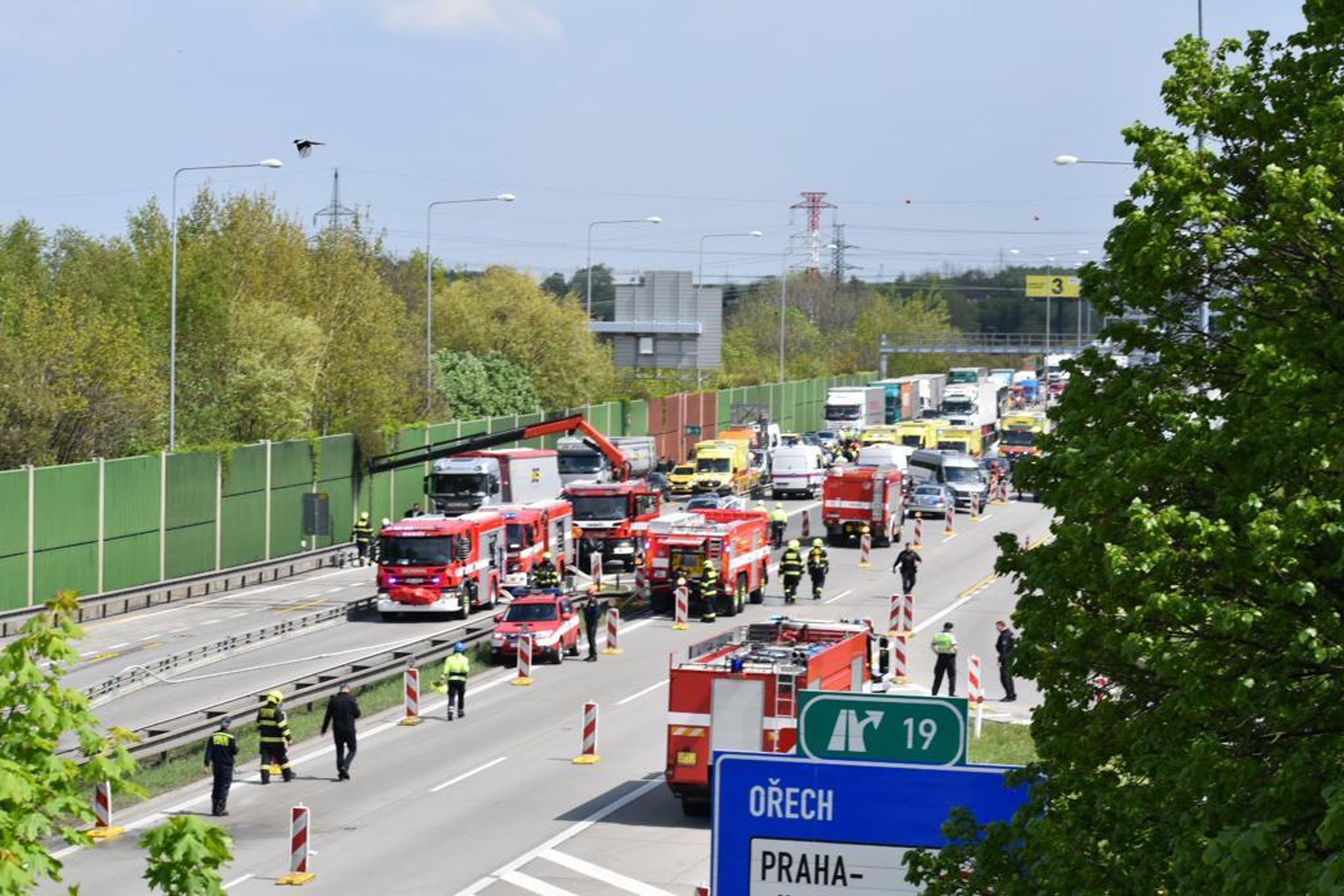 Nehoda vězeňského autobusu a kamionů na Pražském okruhu - 1 - GALERIE: Nehoda autobusu a kamionů na pražském okruhu (11/30)