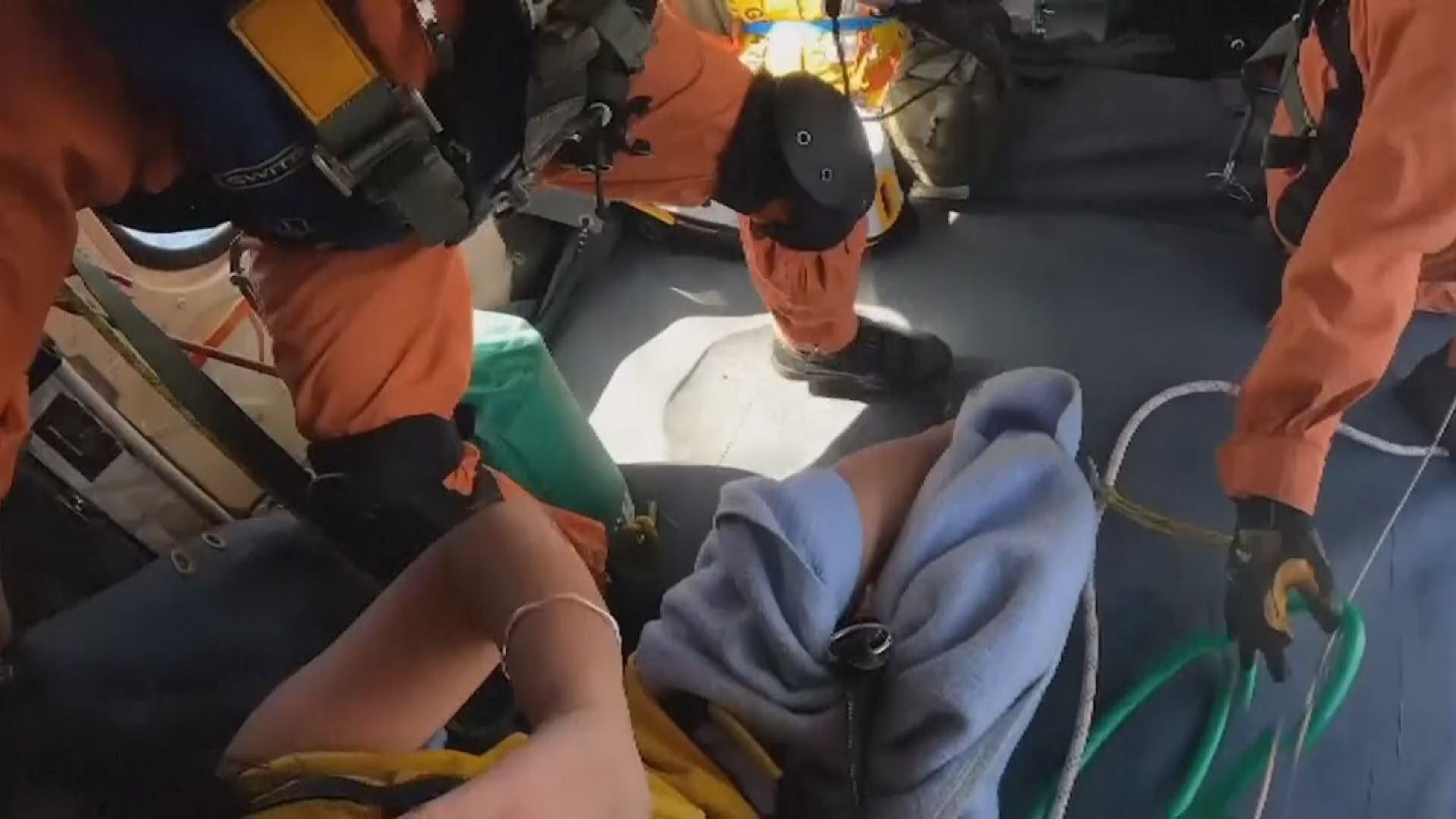 Zachráněná ve vrtulníku - Záchrana ženy v oceánu (5/5)