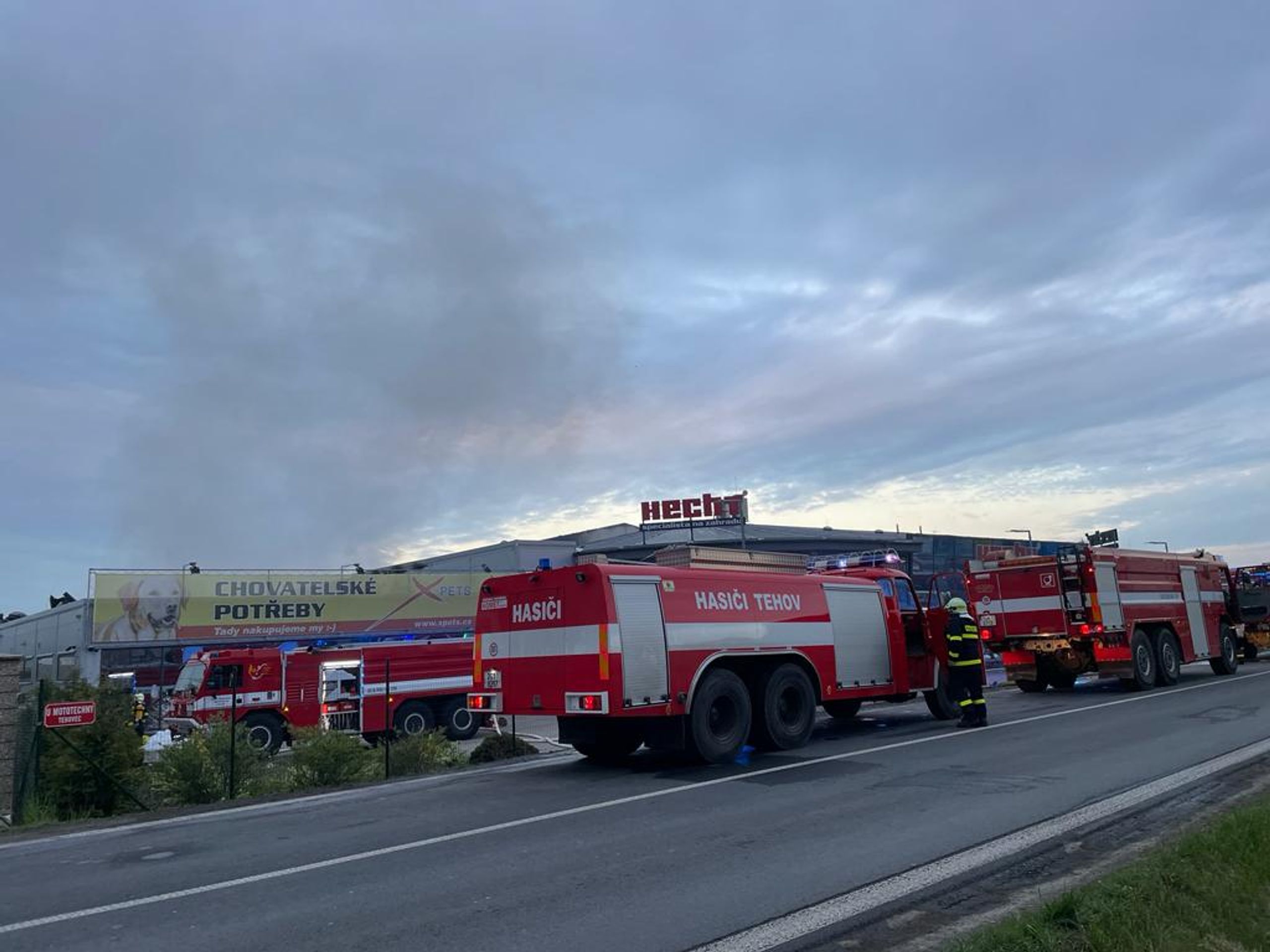 Požár haly u Prahy - Požár haly v Tehovci (13/14)