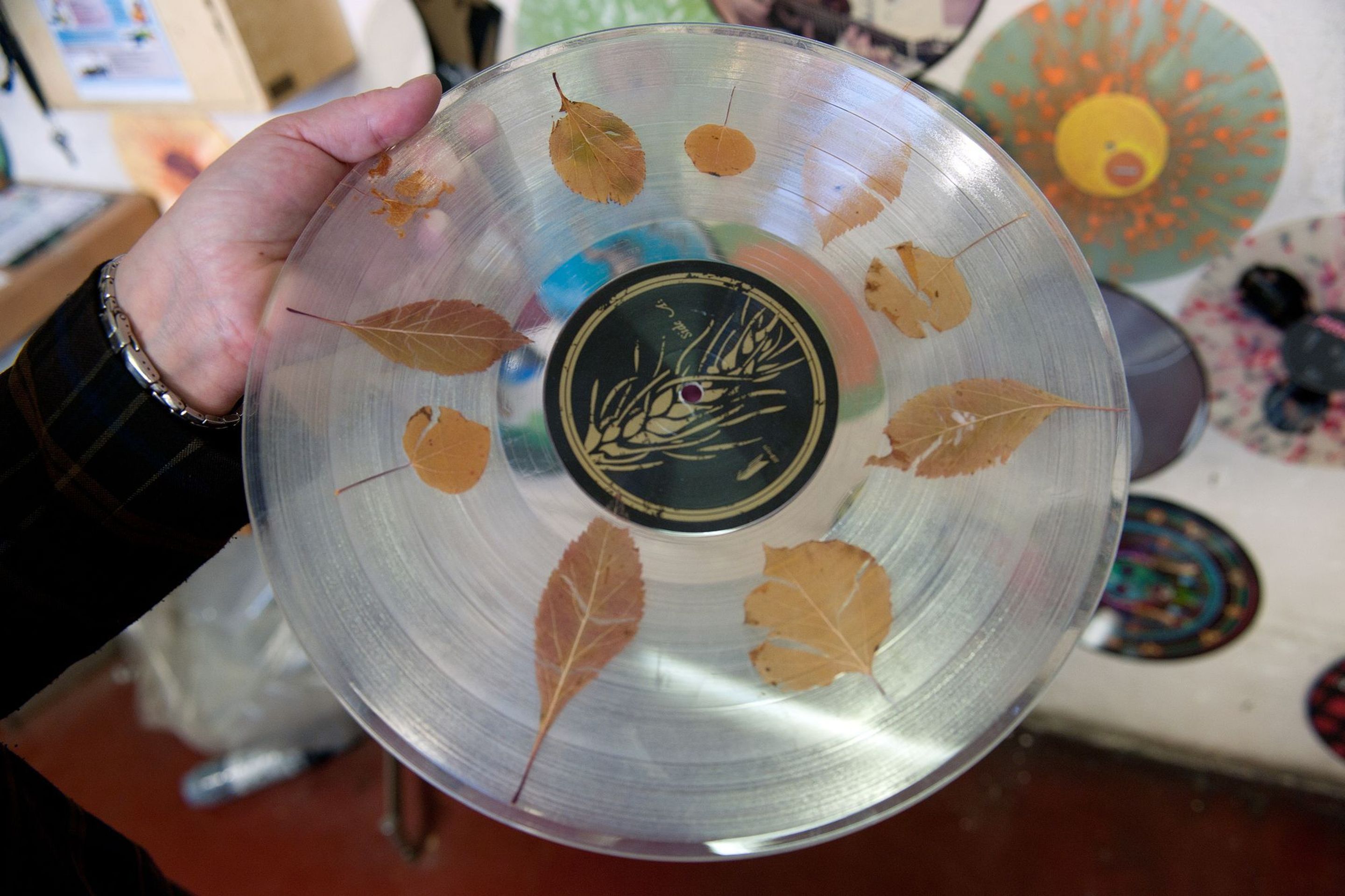 Na návštěvě v největší továrně na vinylové desky na světě - 17 - GALERIE: V Loděnici vyrábějí nejvíce gramofonových desek na světě (13/23)
