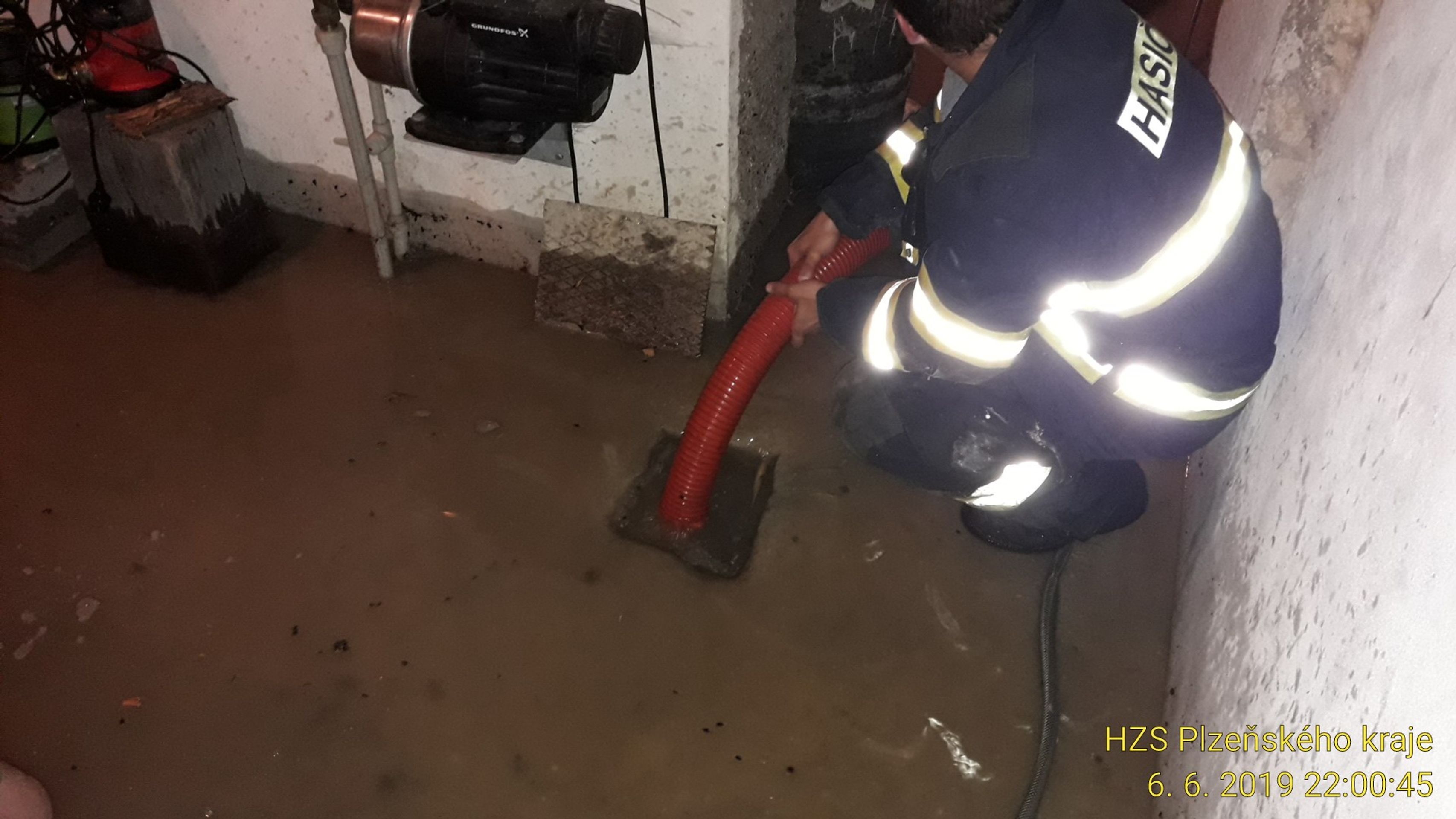 Hasiči na Plzeňsku odčerpávali vodu - GALERIE: Počasí v noci a ráno trápilo Česko (8/10)