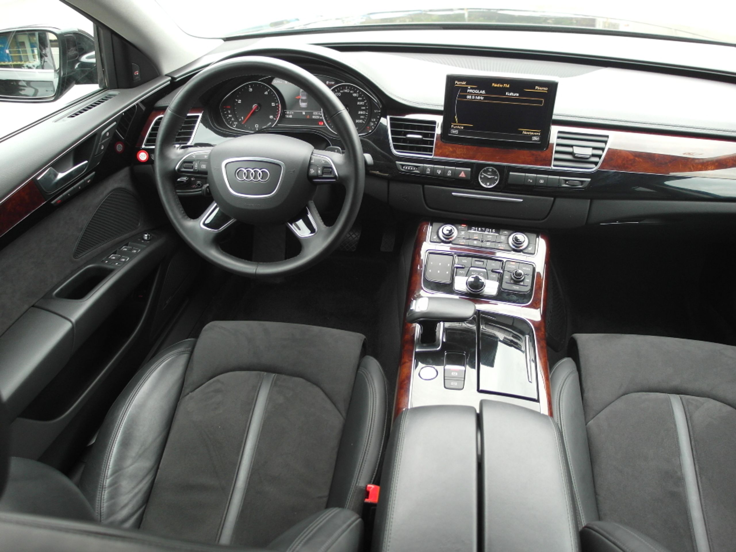 Audi A8 - GALERIE: Mafiánská Audi A8 na prodej (3/5)