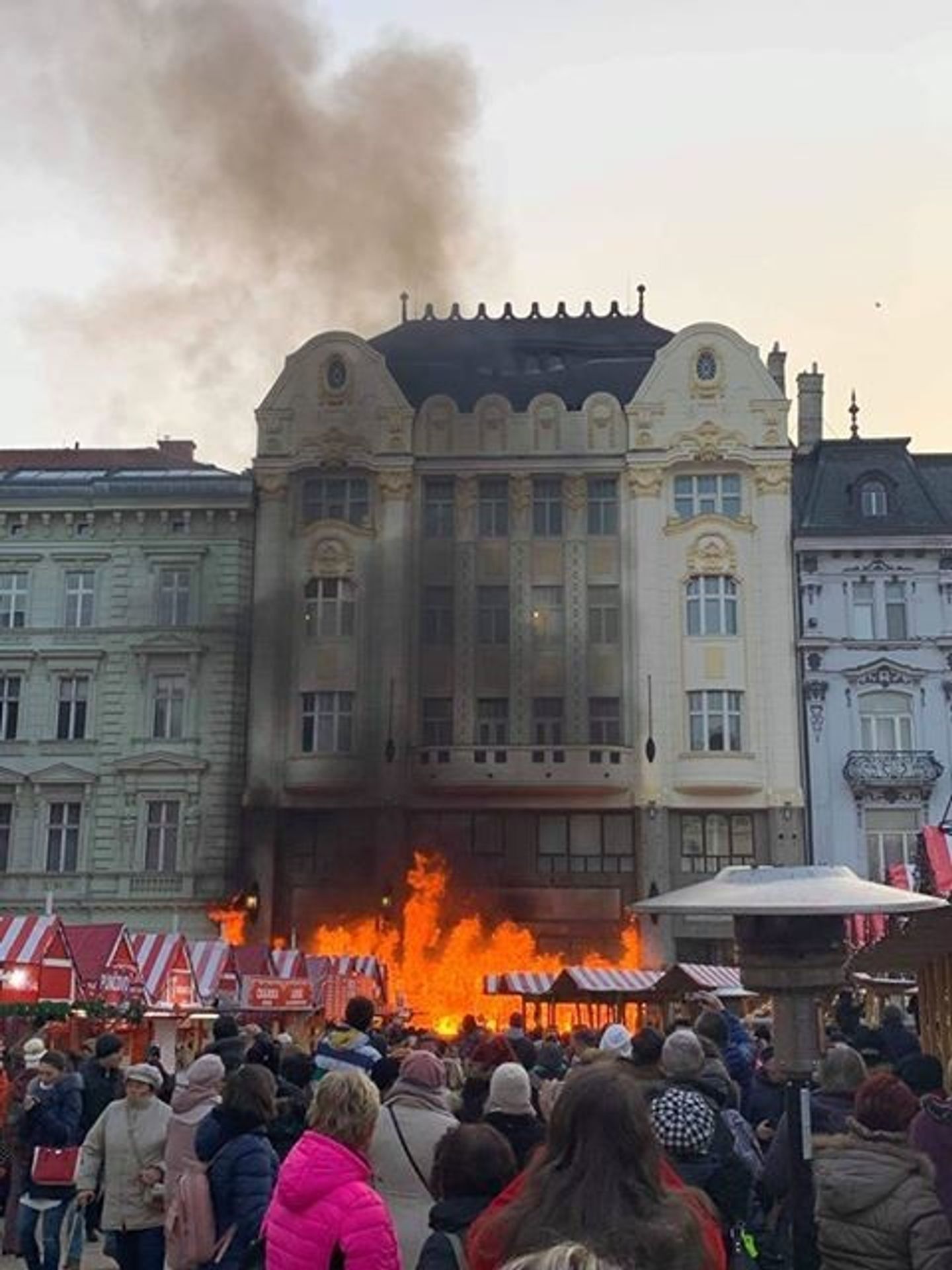 Požár na vánočních trzích v Bratislavě - 4 - GALERIE: Požár na vánočních trzích v Bratislavě (2/5)