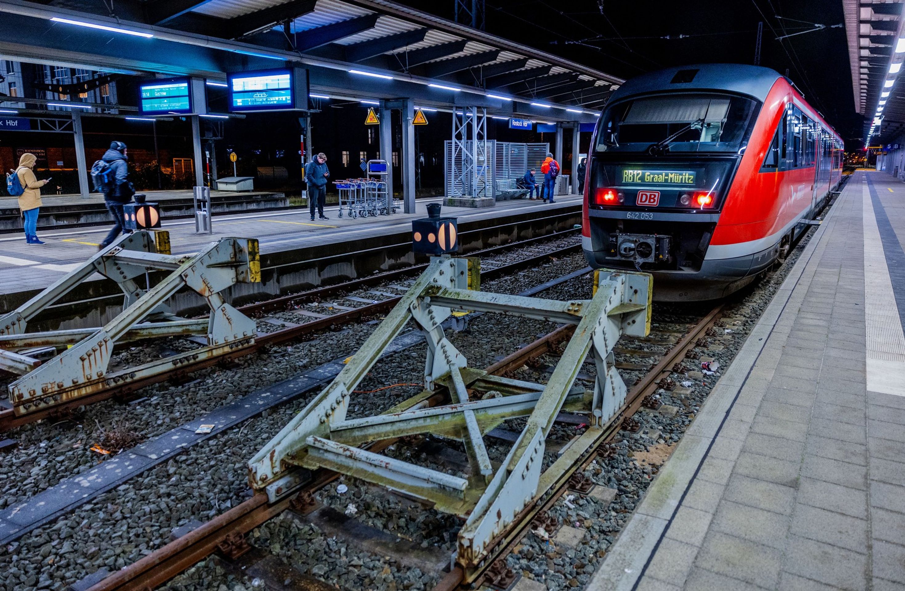 Vlak německých drah Deutsche Bahn (DB) stojí na hlavním nádraží, 22. 1. 2024 Rostock - Stávka německých železničářů (4/7)