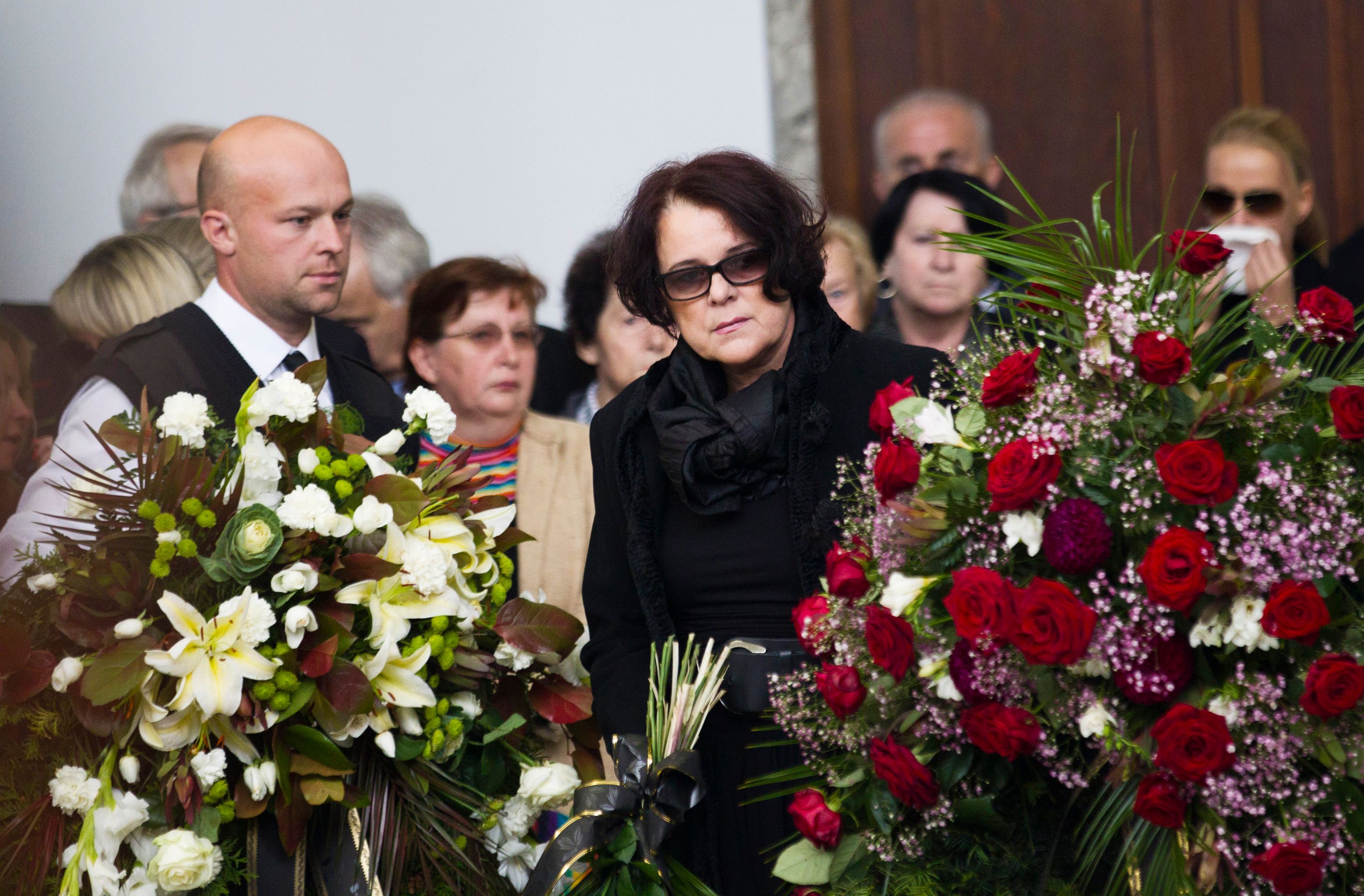 Lidé kladou věnce k rakvi Radka Brzobohatého - 1 - Lidé kladou věnce k rakvi Radoslava Brzobohatého (8/12)