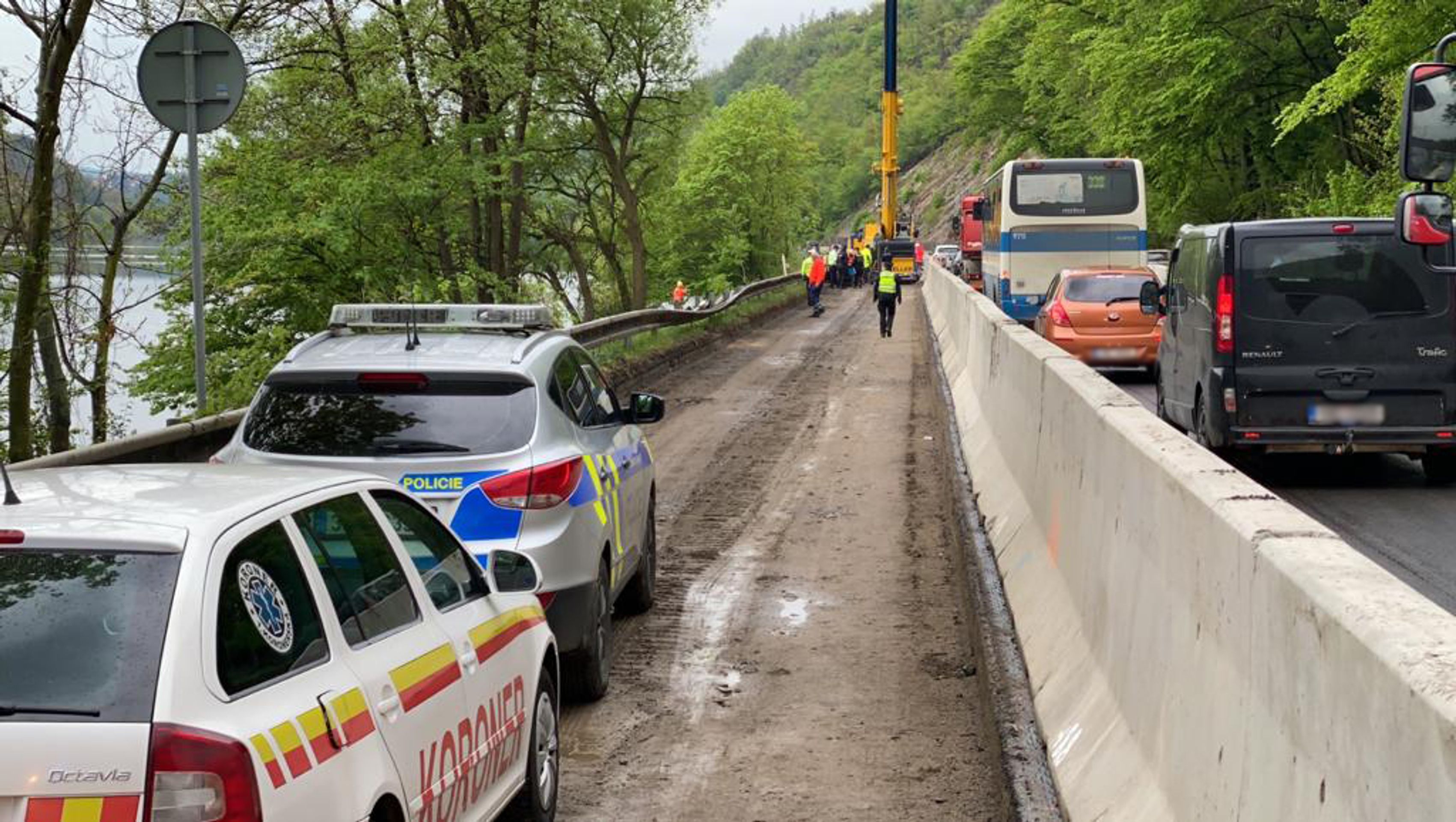 Nehoda motorkáře u Měchenic - 1 - GALERIE: Motorkář narazil do vrtné soupravy u Měchenic (1/8)