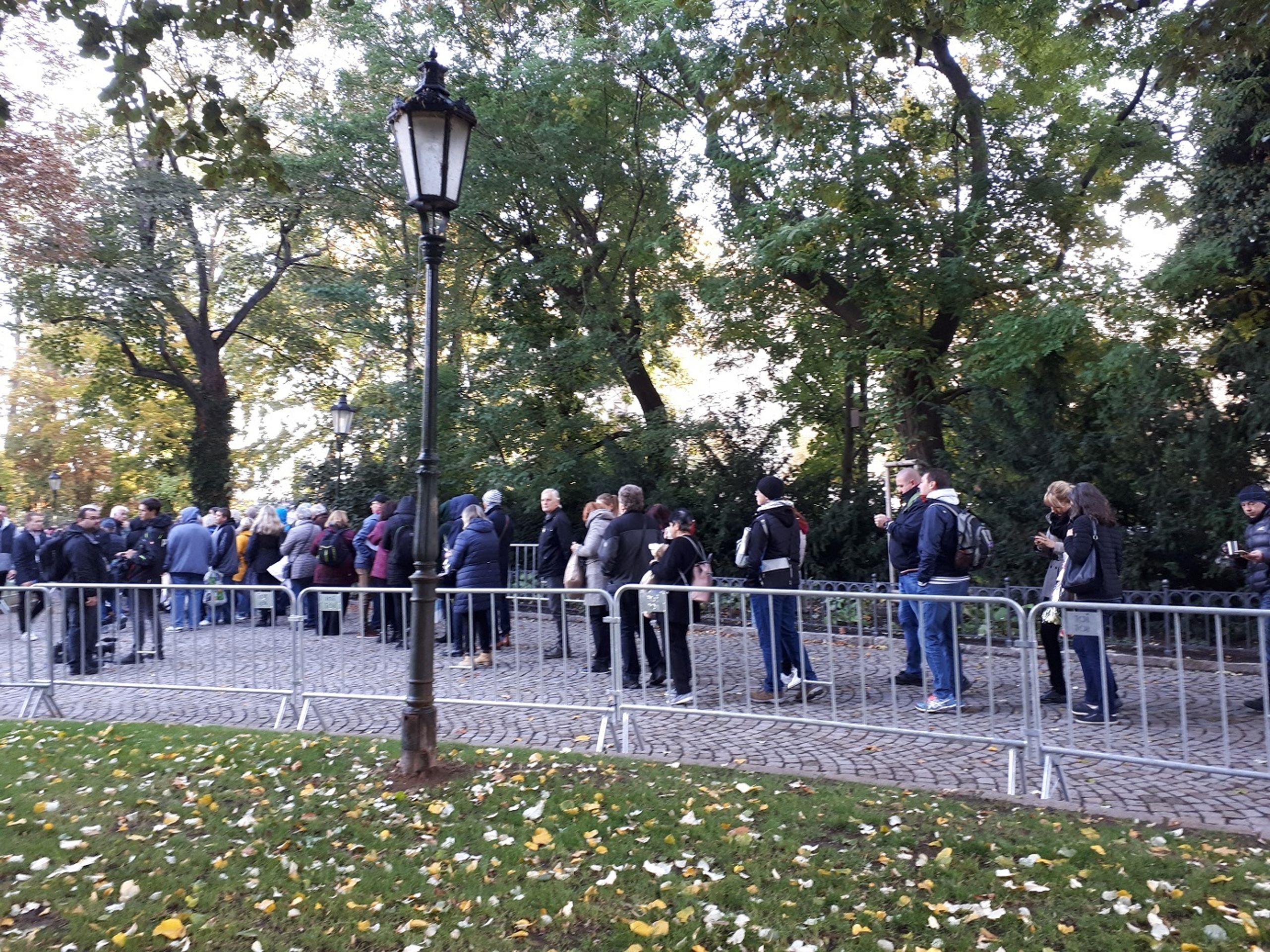 Fronty fanoušků loučících se s Karlem Gottem - 3 - GALERIE: Loučení s Karlem Gottem na Slovanském ostrově (5/39)