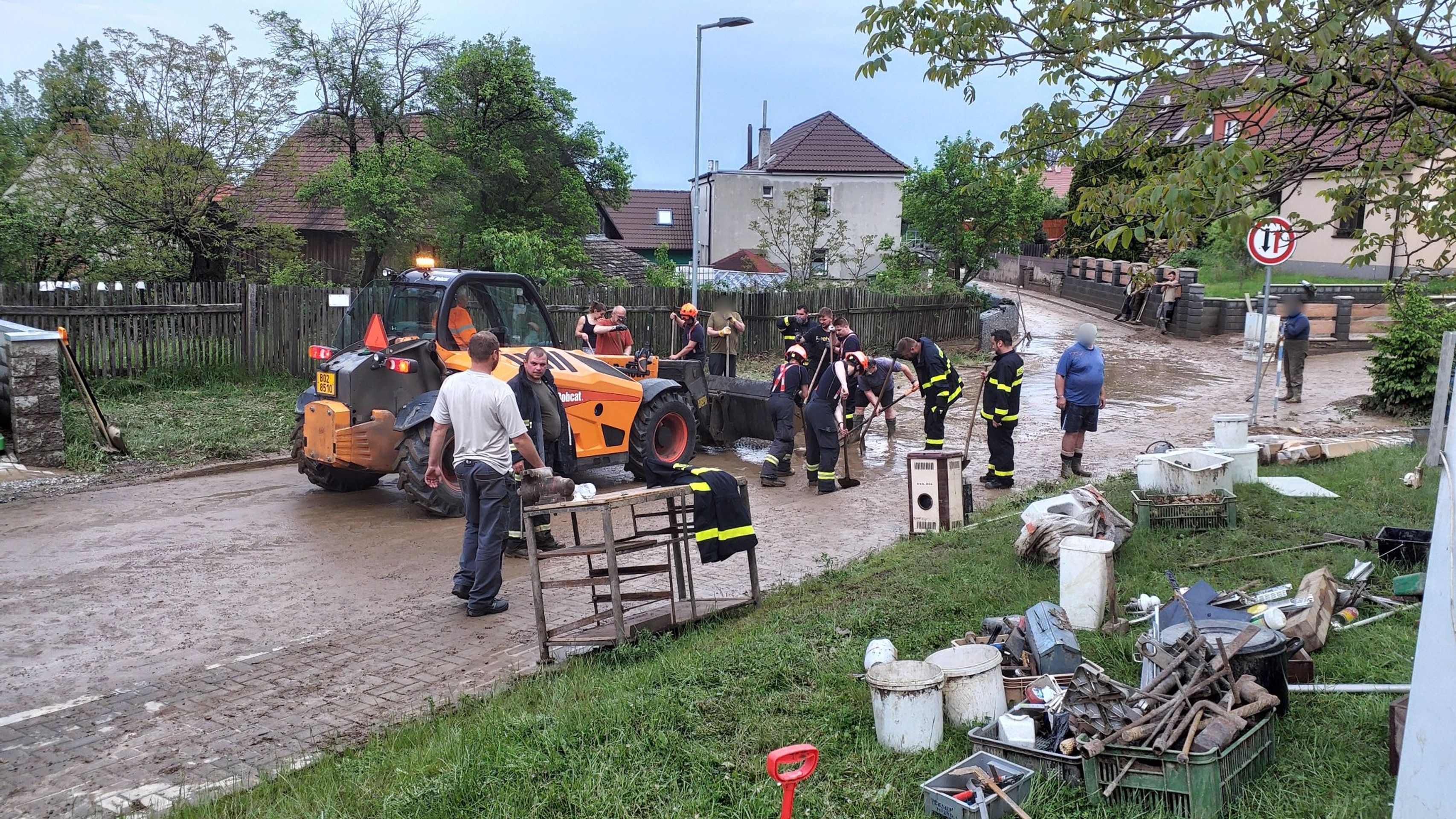 Hasiči likvidují následky přívalového deště v obci Přibyslavice - Českem se prohnaly silné bouřky (26/31)