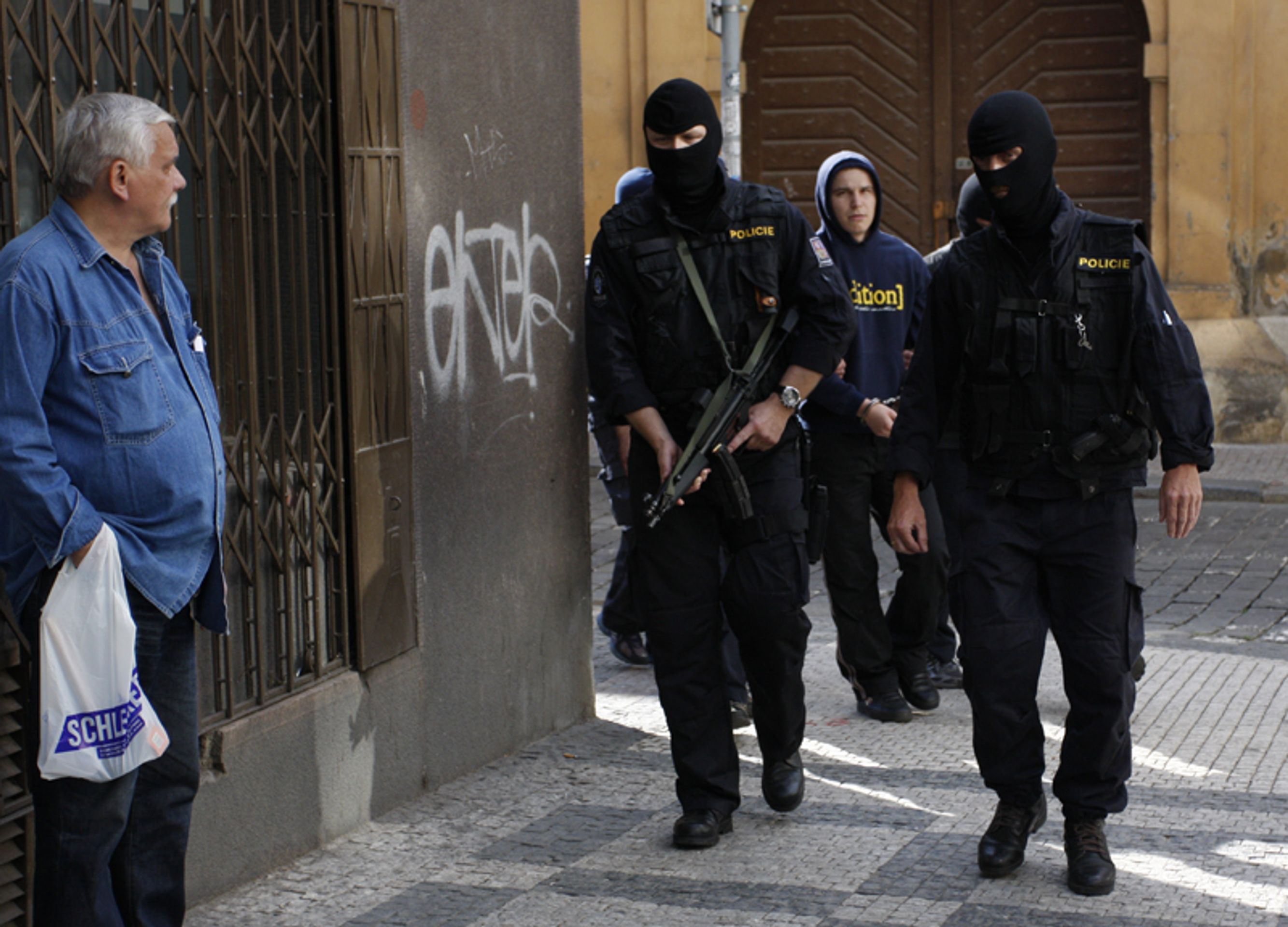 Policisté předvádějí extremisty zadržené při velké razii-2 - FOTOGALERIE: Policisté předvádějí extremisty zadržené při velké razii (1/18)
