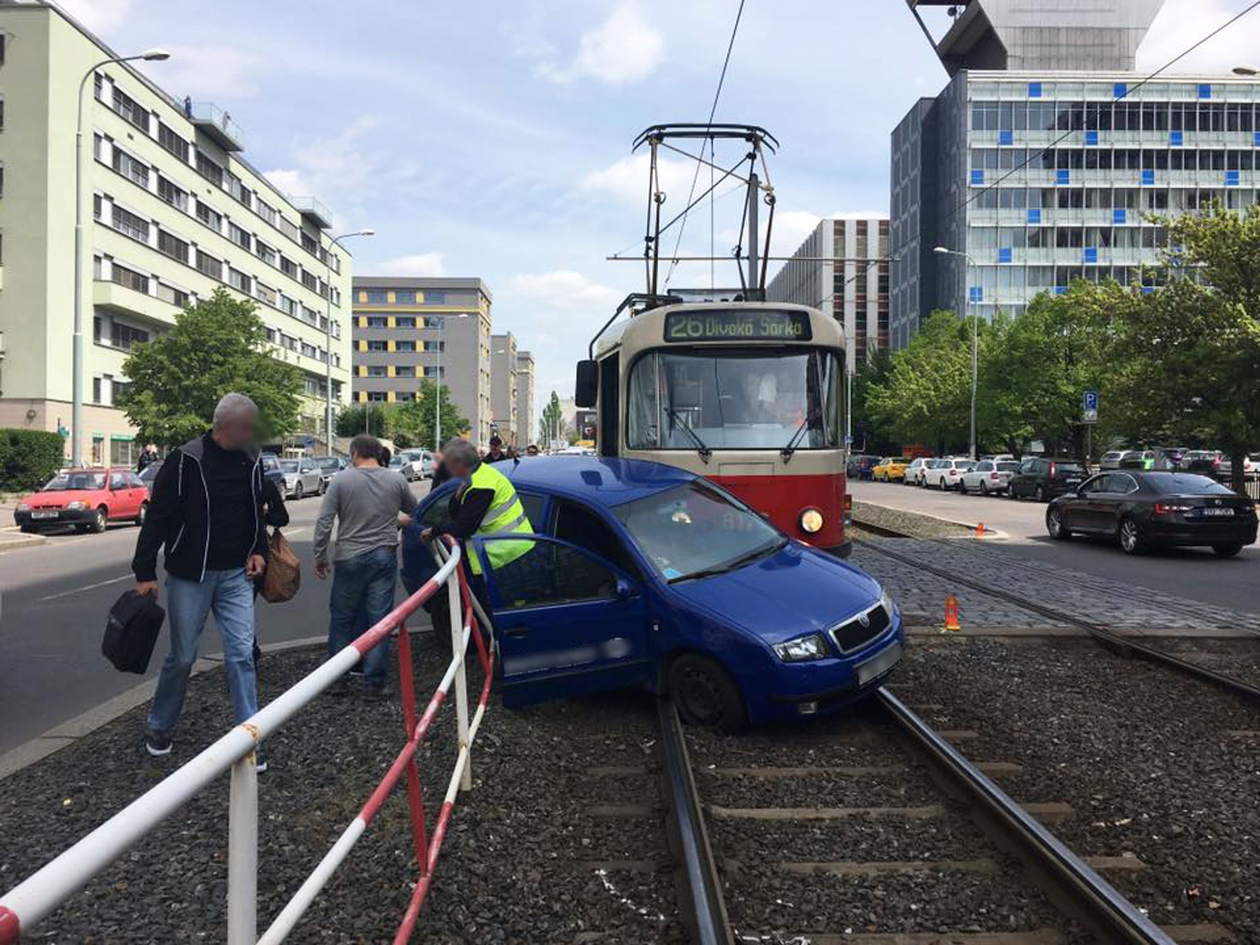 Nehoda automobilu s tramvají v Praze - 1 - GALERIE: Nehoda automobilu s tramvají v Praze (1/6)