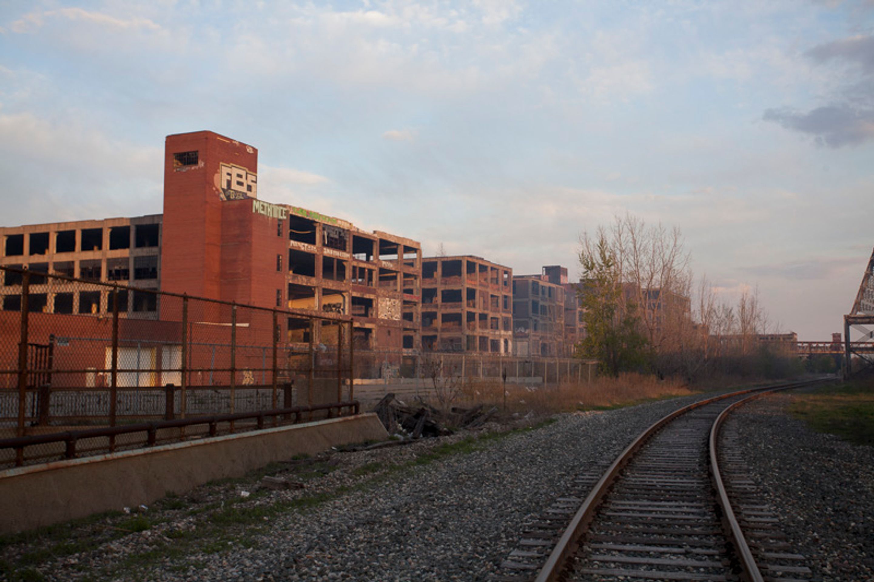 Packard Automotive Plant v Detroitu - Slavná obří továrna Packardu v Detroitu v dobách největší slávy a dnes (10/22)