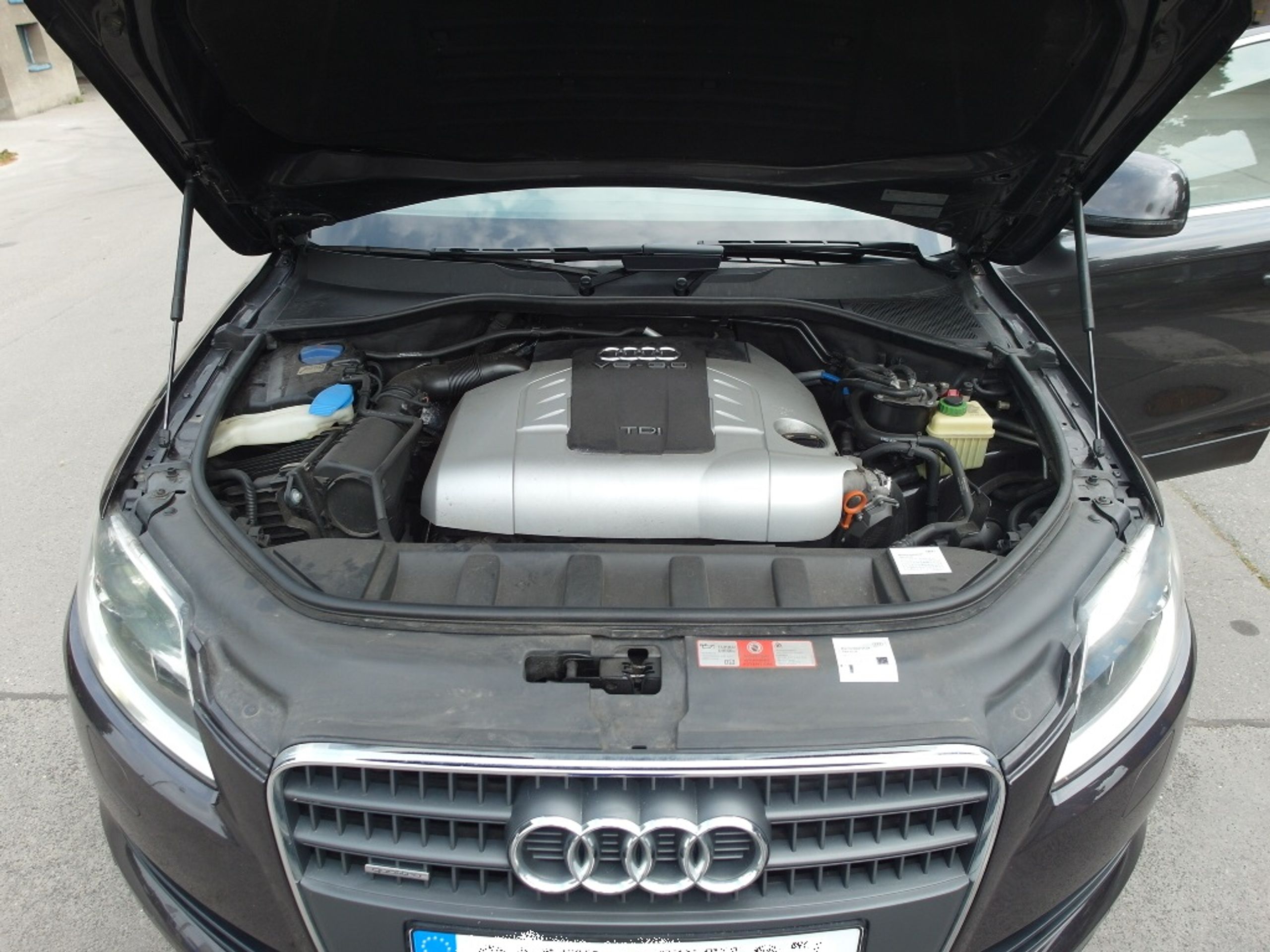Audi Q7 - GALERIE: Mafiánská Audi Q7 na prodej (3/5)