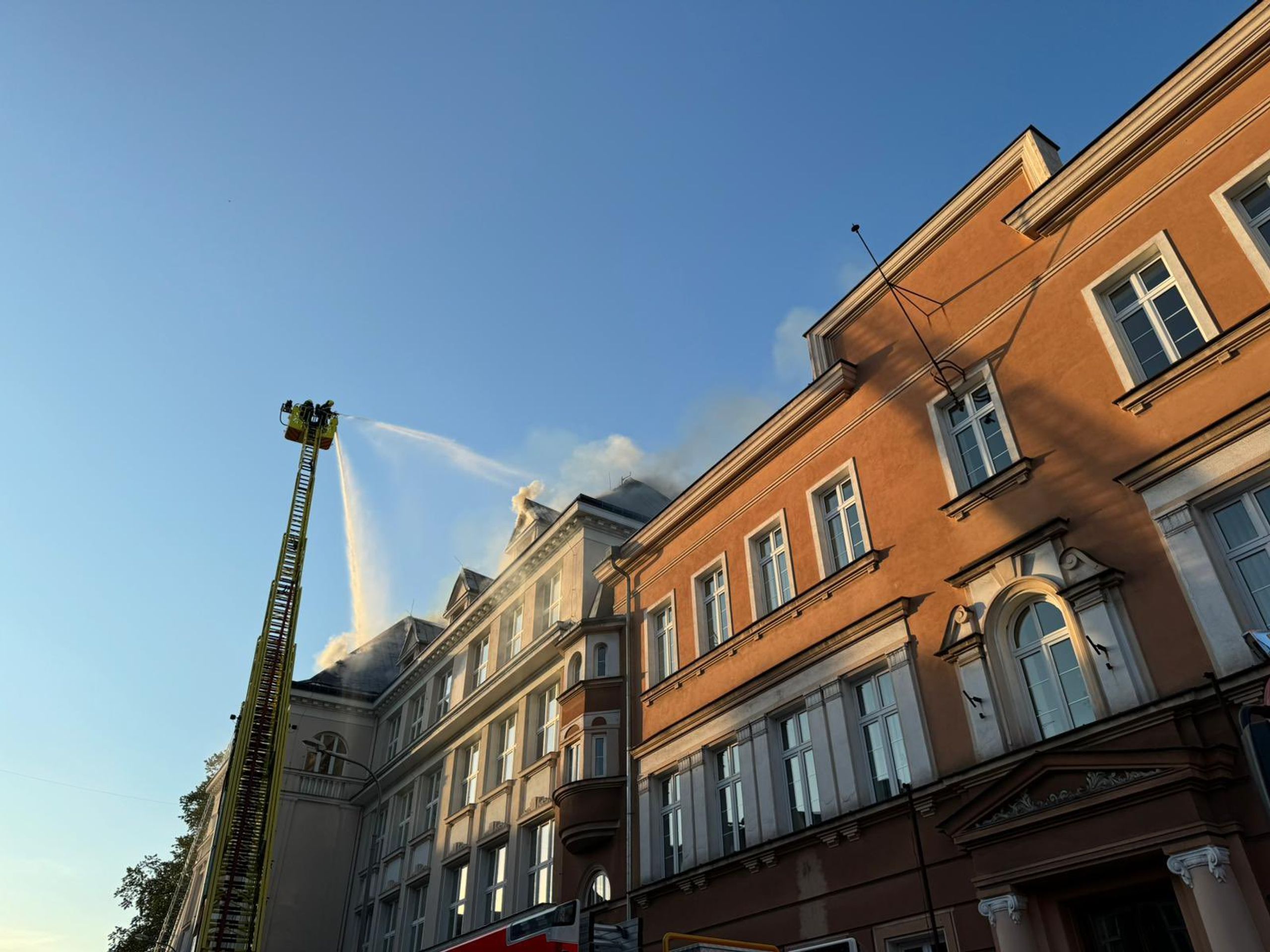 Požár obchodní akademie v Českém Těšíně (5) - Požár obchodní akademie v Českém Těšíně (3/5)