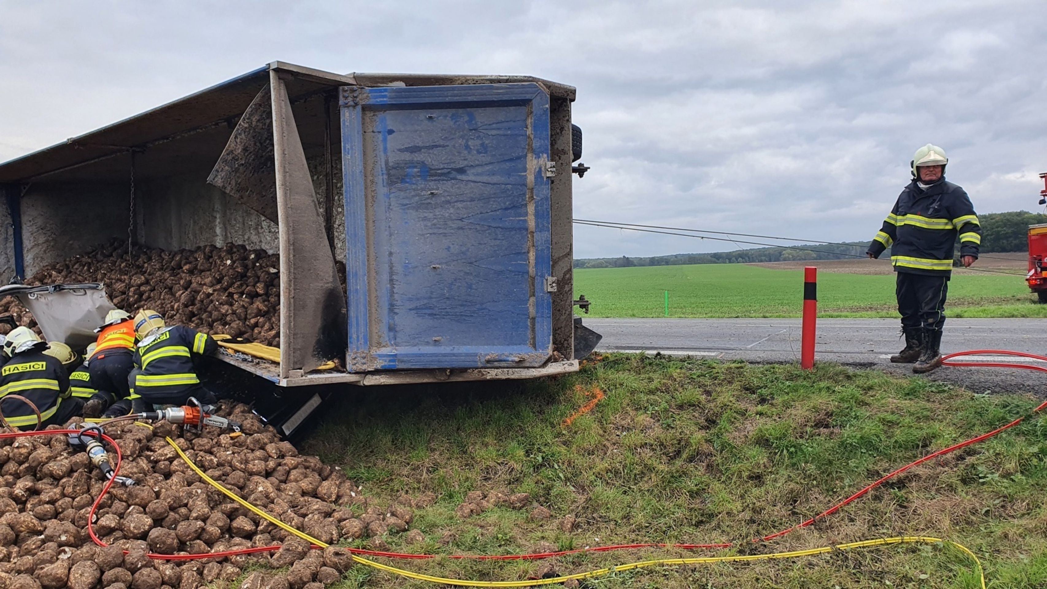 Náročné vyprošťování zabralo hasičům desítky minut - GALERIE: Kamion se na Mladoboleslavsku převrátil na auto (4/4)