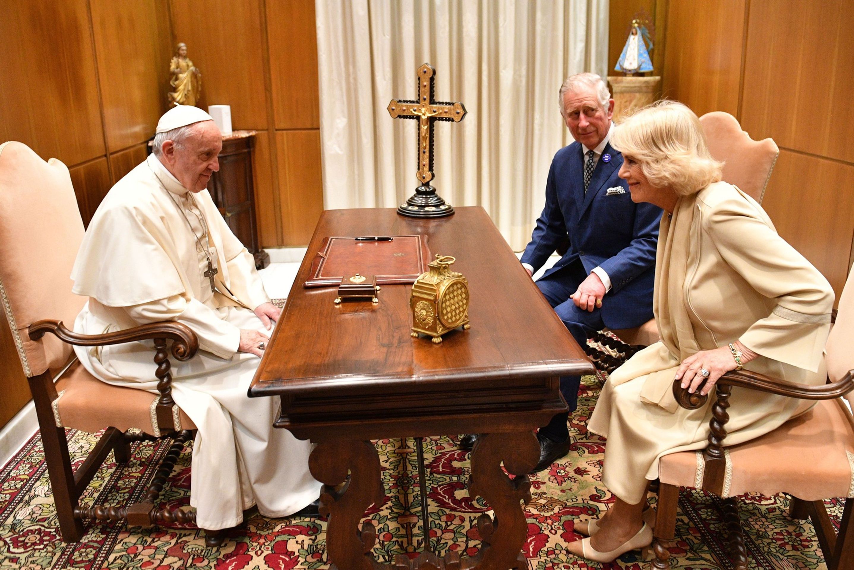 Setkání krále Karla III., královny Camilly a papeže Františka, 4. 4. 2017 (2) - Král Karel III. a Camilla (28/31)