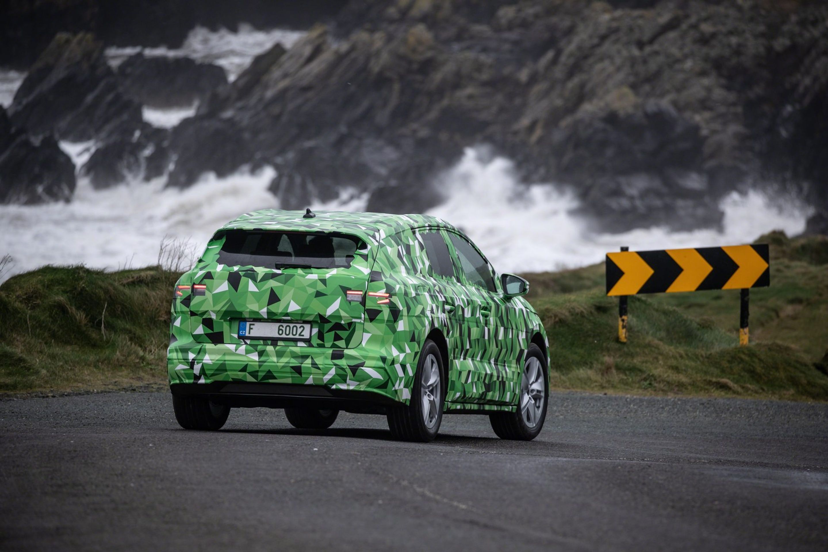 Škoda Enyaq iV - 45 - Fotogalerie: Zamaskovaný prototyp elektrického crossoveru Škoda Enyaq (8/20)