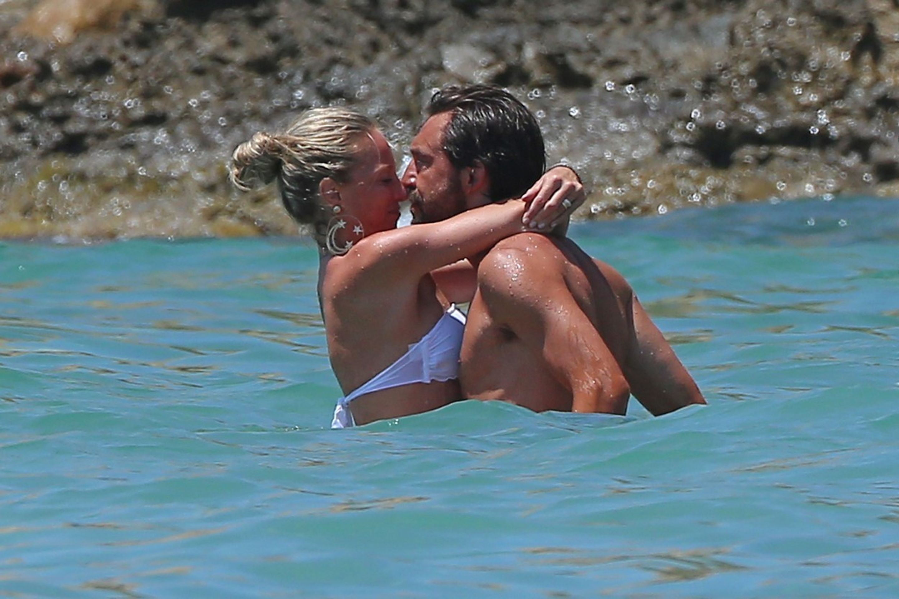 Italský fotbalista Andrea Pirlo se neudržel a v moři se vrhl na svoji přítelkyni Valentinu Baldini - 3 - GALERIE: Italský fotbalista Andrea Pirlo se neudržel a v moři se vrhl na svoji přítelkyni Valentinu Baldini (3/4)