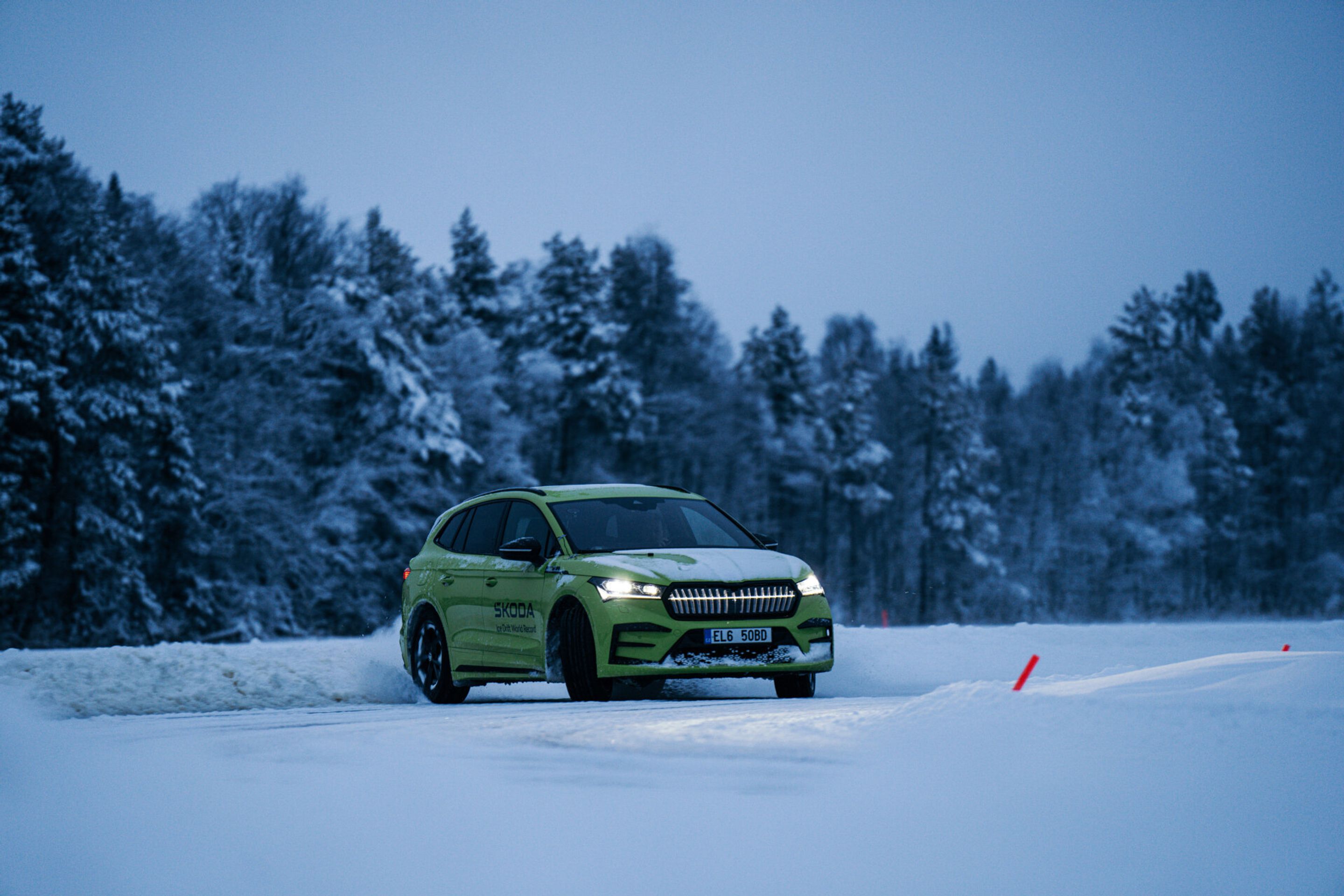 Škoda Enyaq RS iV pokořila dva světové rekordy - Škoda Enyaq RS iV pokořila driftem na ledě dva světové rekordy (8/10)