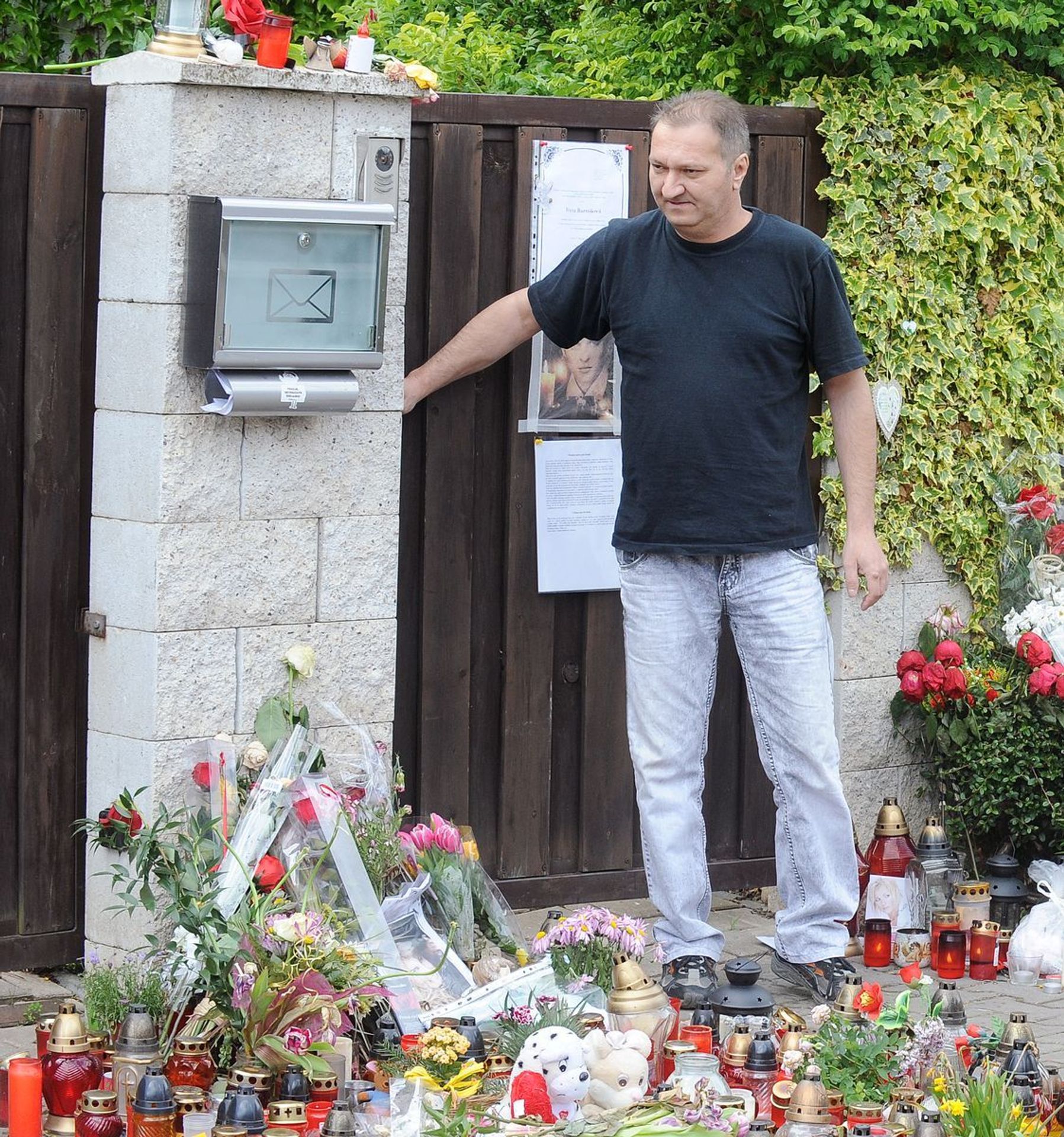 Kamarád Standa před domem v Uhříněvsi - 1 - GALERIE: Kamarád Standa před domem v Uhříněvsi (4/4)