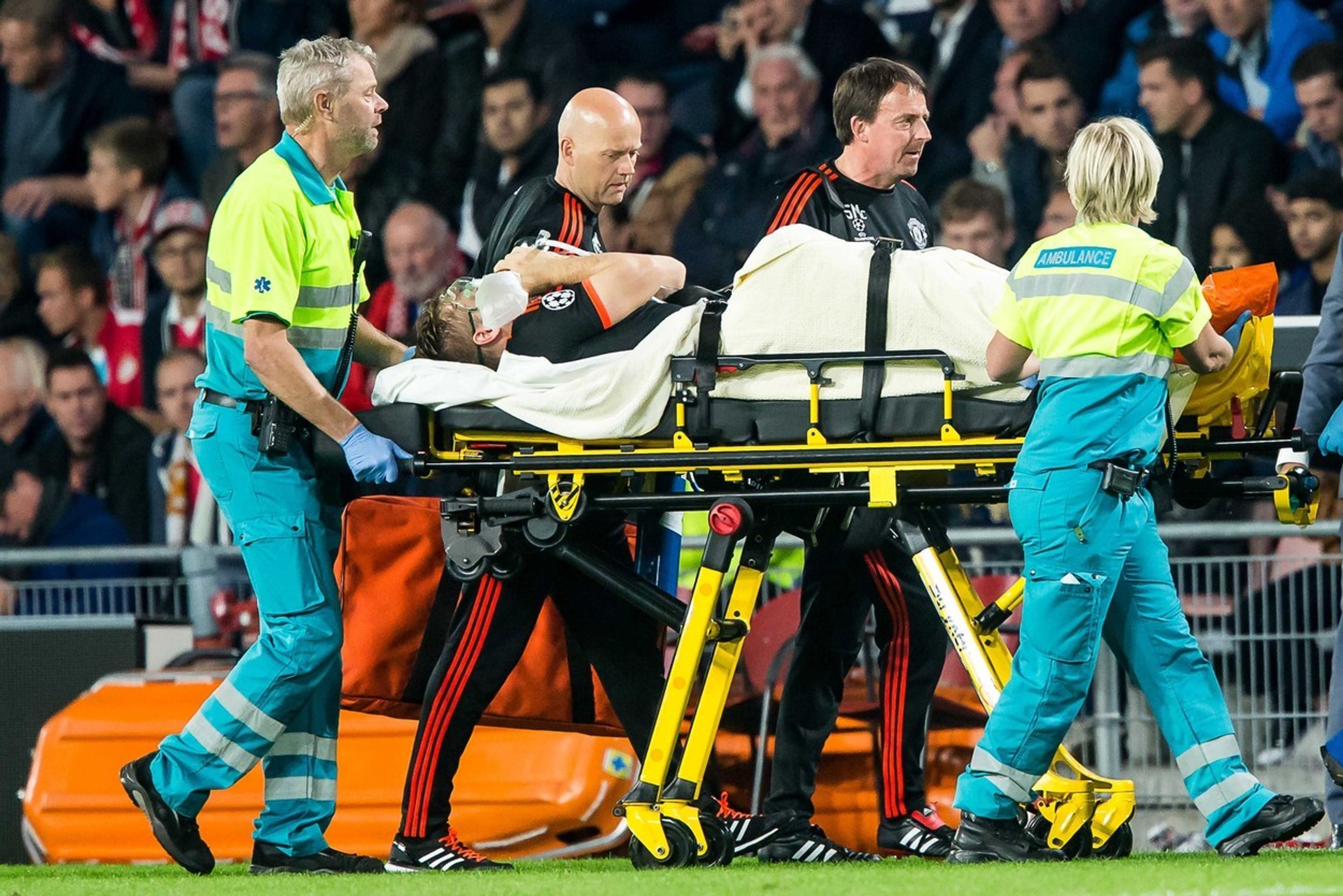 Hrůzné zranění Shawa z Manchesteru United - 6 - GALERIE: Hrůzné zranění Shawa z Manchesteru United (7/7)