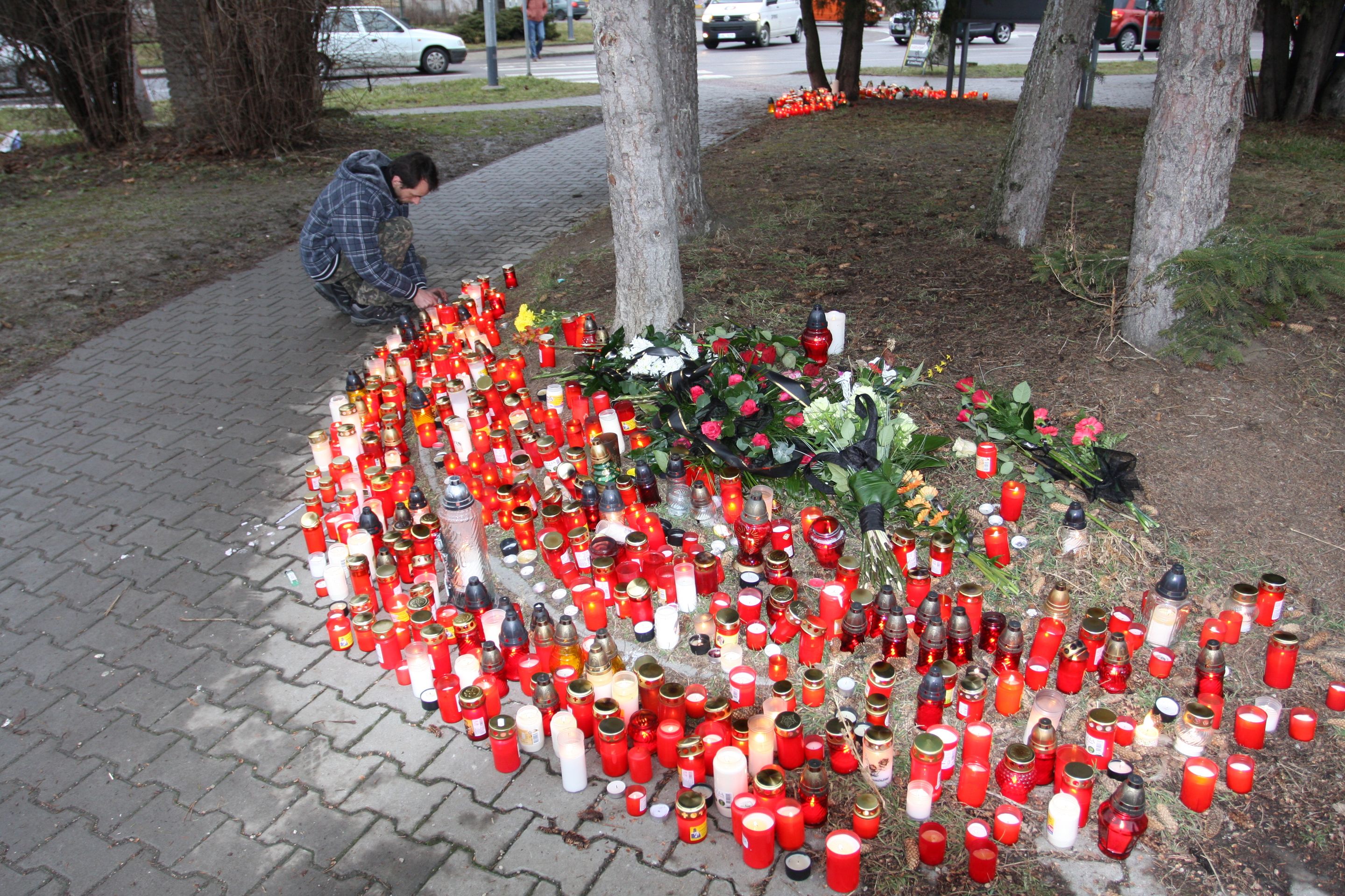 Pieta za oběti střelby v Uherském Brodě - 7 - Galerie: Pietní místo v Uherském Brodě (7/11)