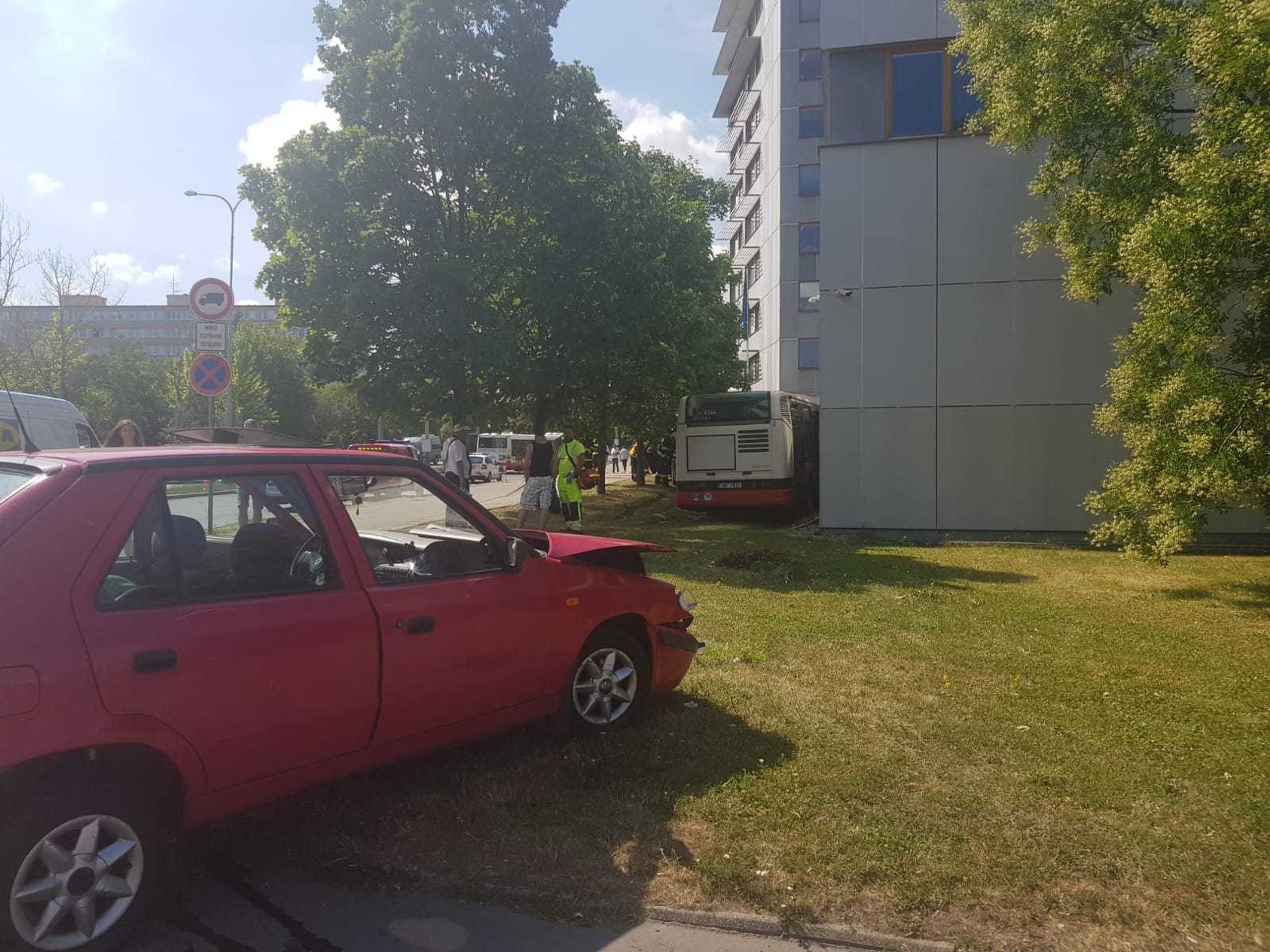 Nehoda autobusu a dvou aut v Praze - 4 - GALERIE: Autobus po srážce s dvěma auty narazil do budovy ČSÚ (2/5)