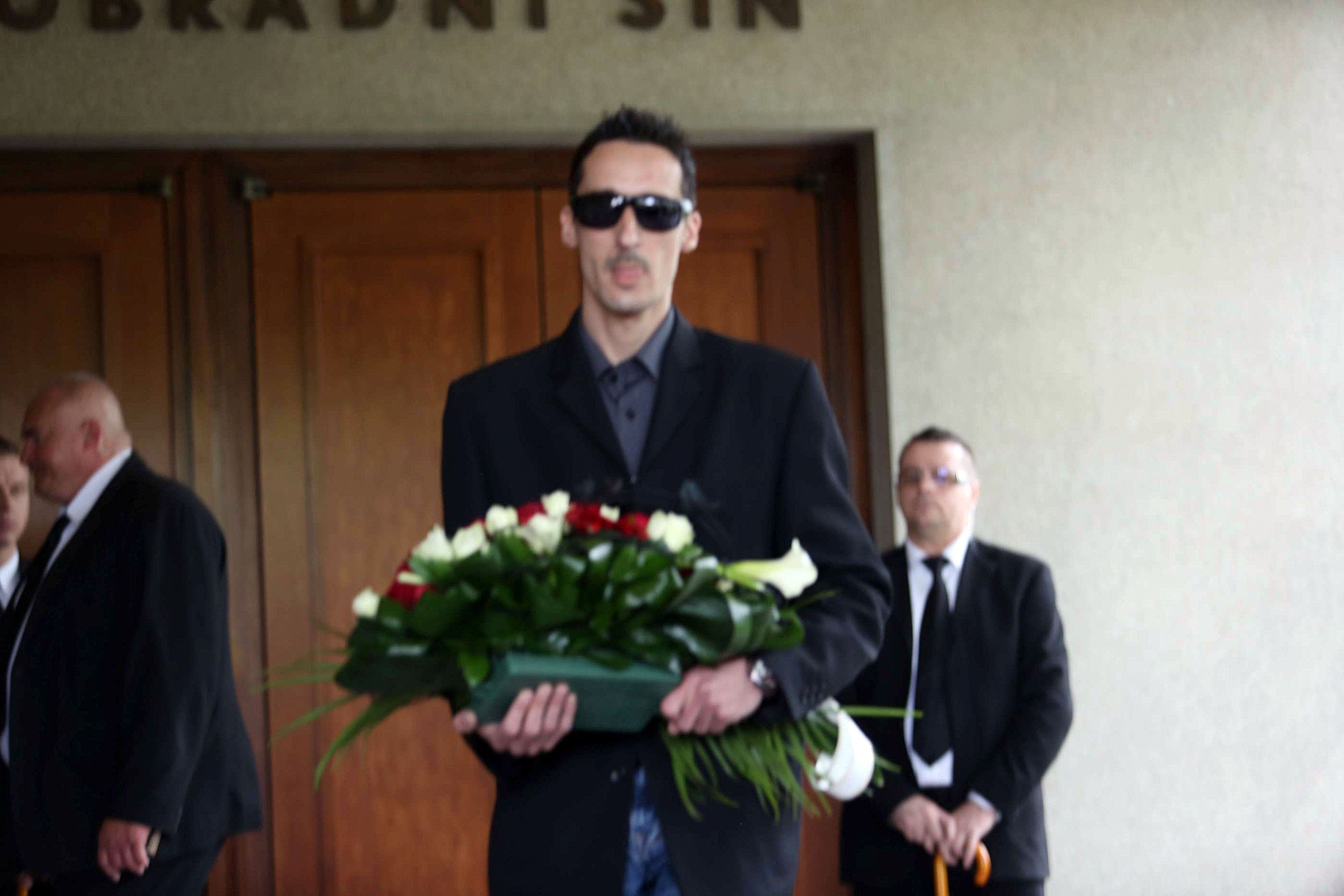 Kriminalisté na pohřbu Ivety Bartošové - 4 - Kriminalisté na pohřbu Ivety Bartošové (3/5)