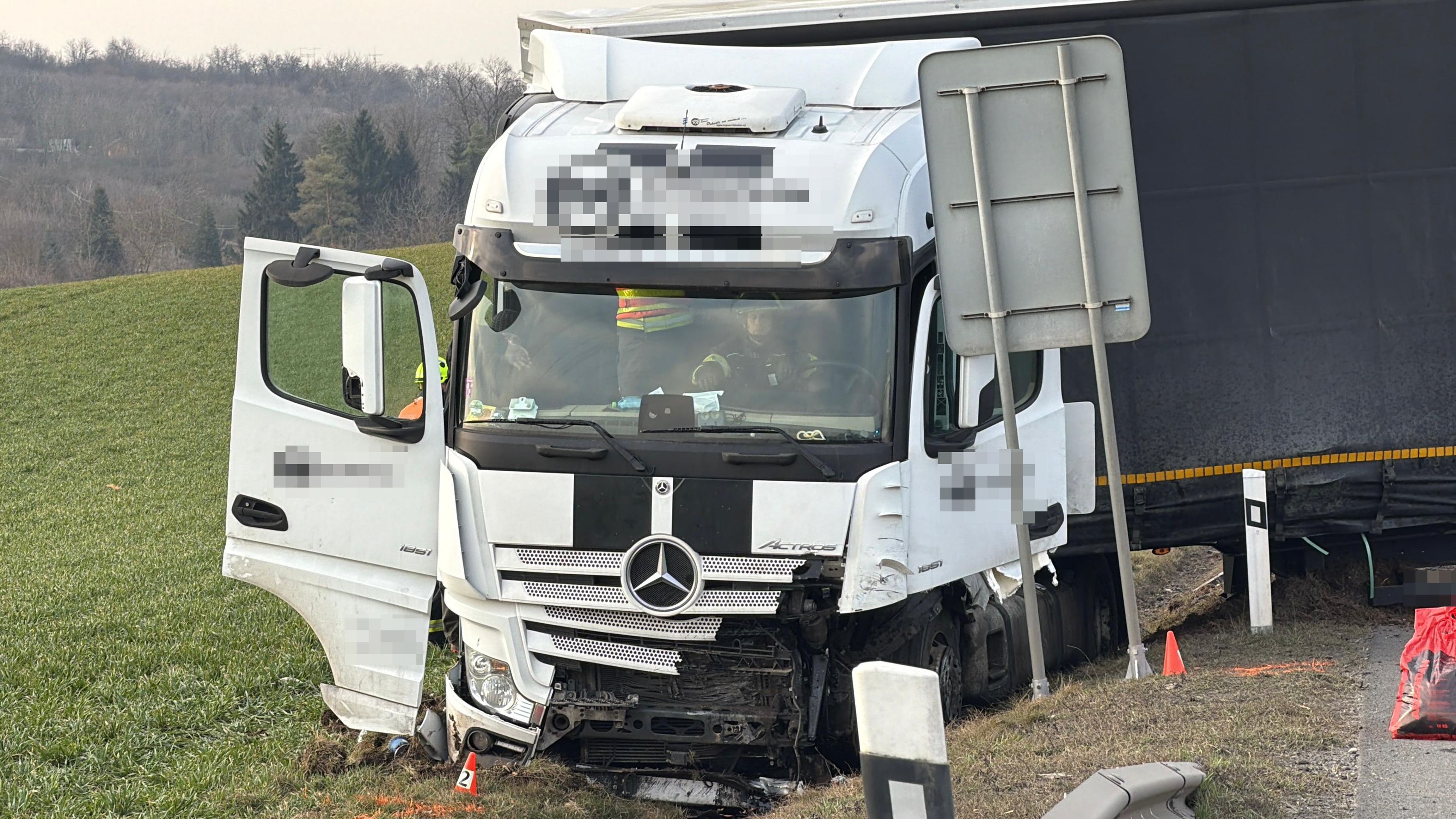 Smrtelná dopravní nehoda u obce Uhy - Smrtelná dopravní nehoda u obce Uhy (3/12)