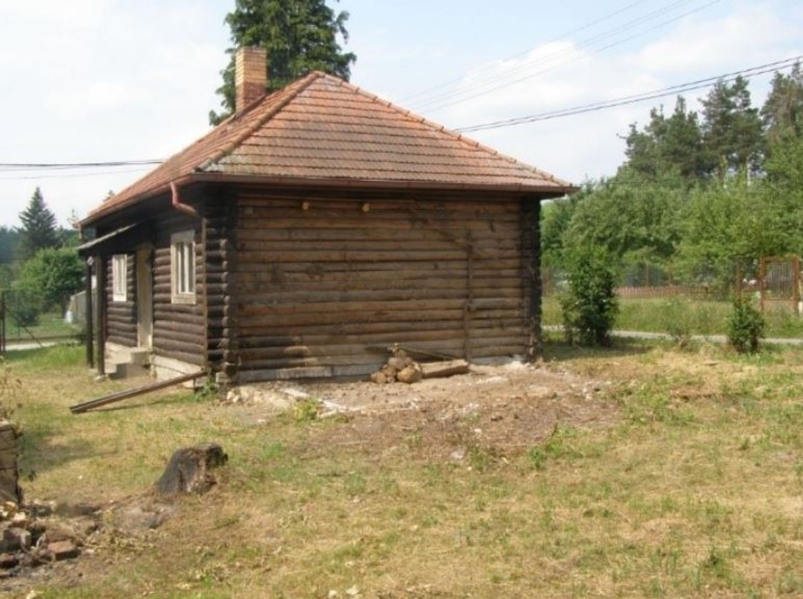 Prodej církevního majetku - Hvozdnice č.p 127 (dřevěný srub - chata), pozemek v centru obce - GALERIE: Prodej církevního majetku (5/20)
