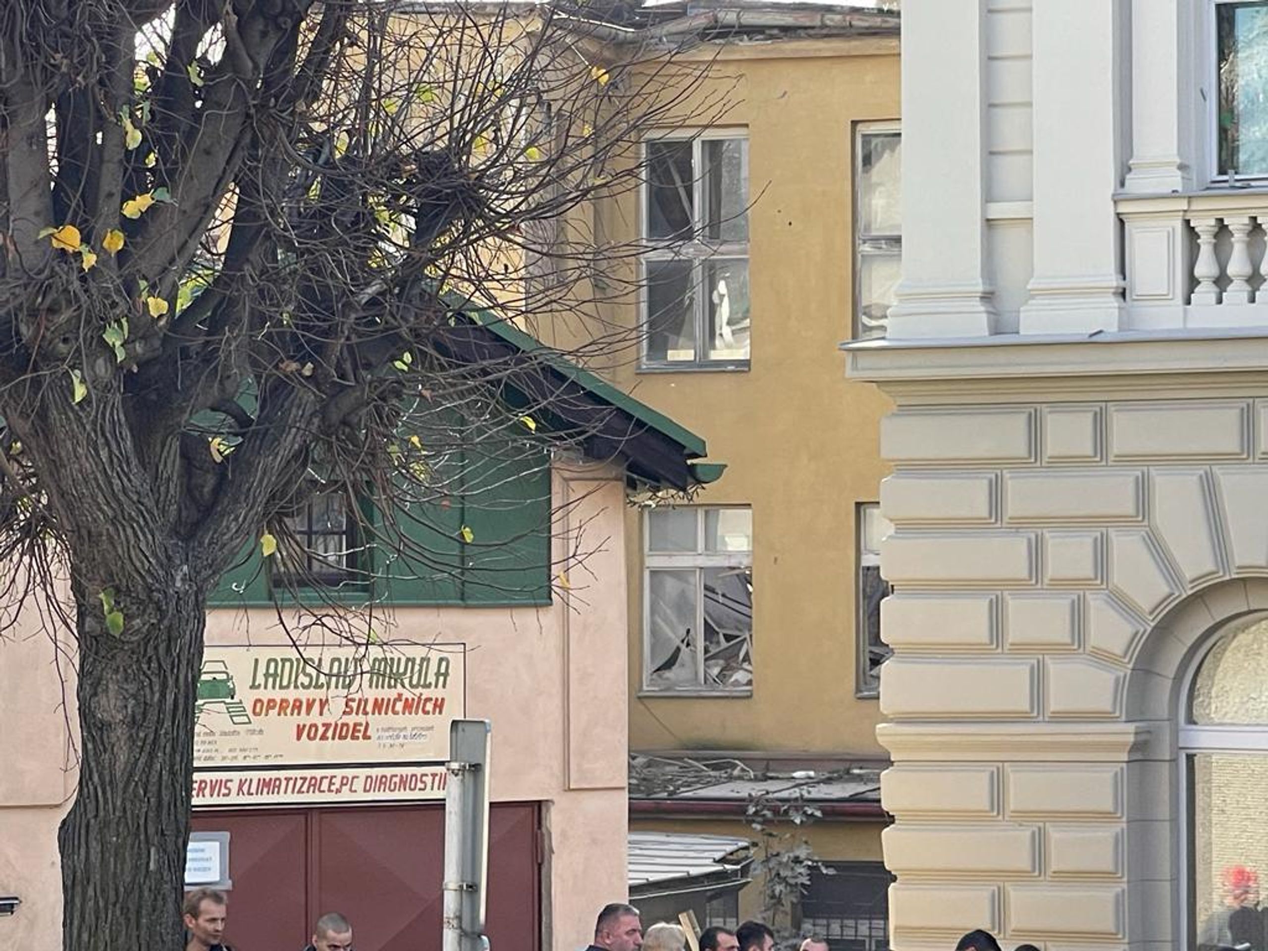 Částečně zřícený dům v Příbrami - Střecha zavalila dělníky (1/5)