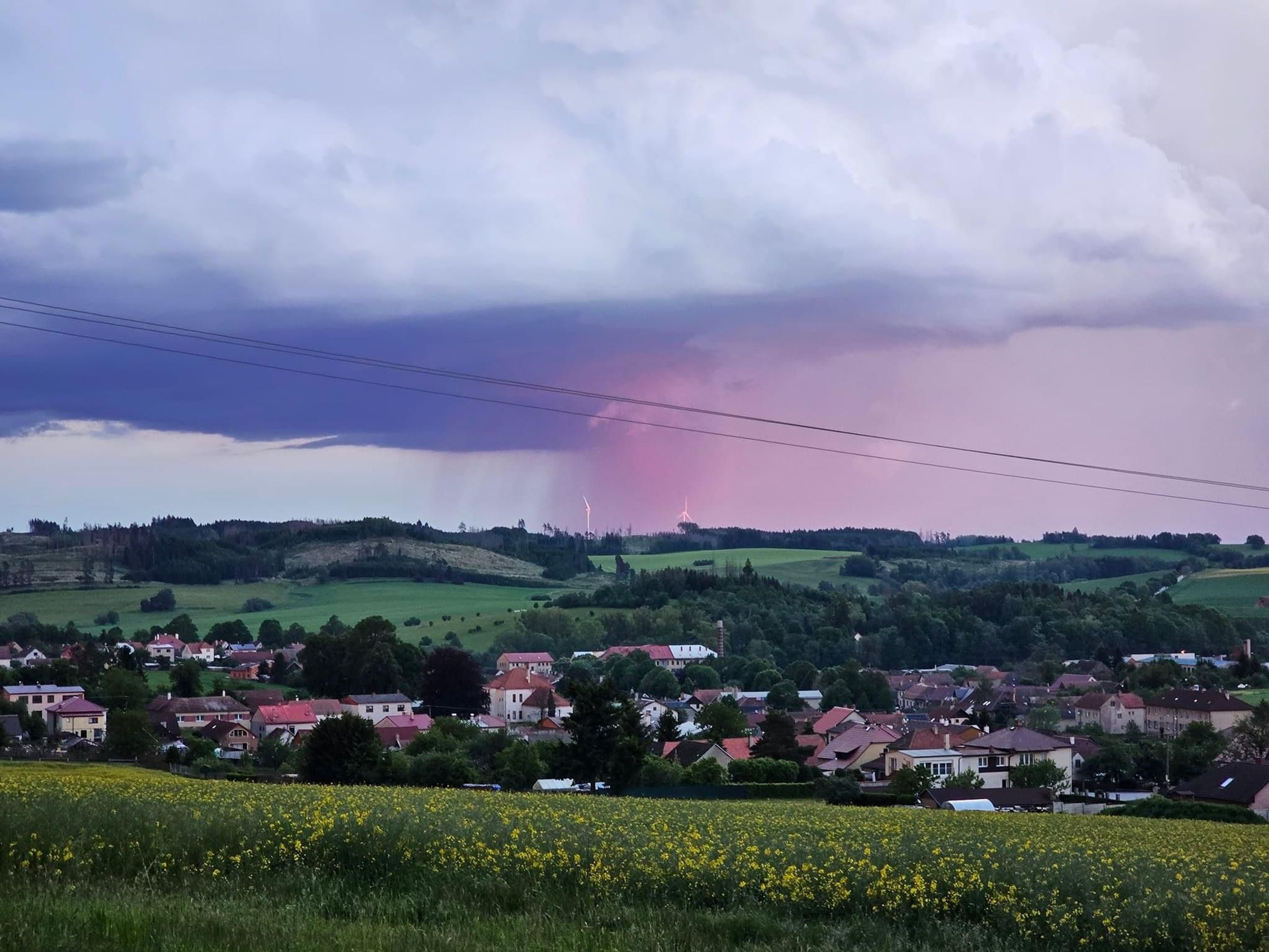 Bouře na Jihlavsku (11) - Neuvěřitelná nebeská podívaná: Bouřkové nebe se zbarvilo do rudé barvy (5/14)