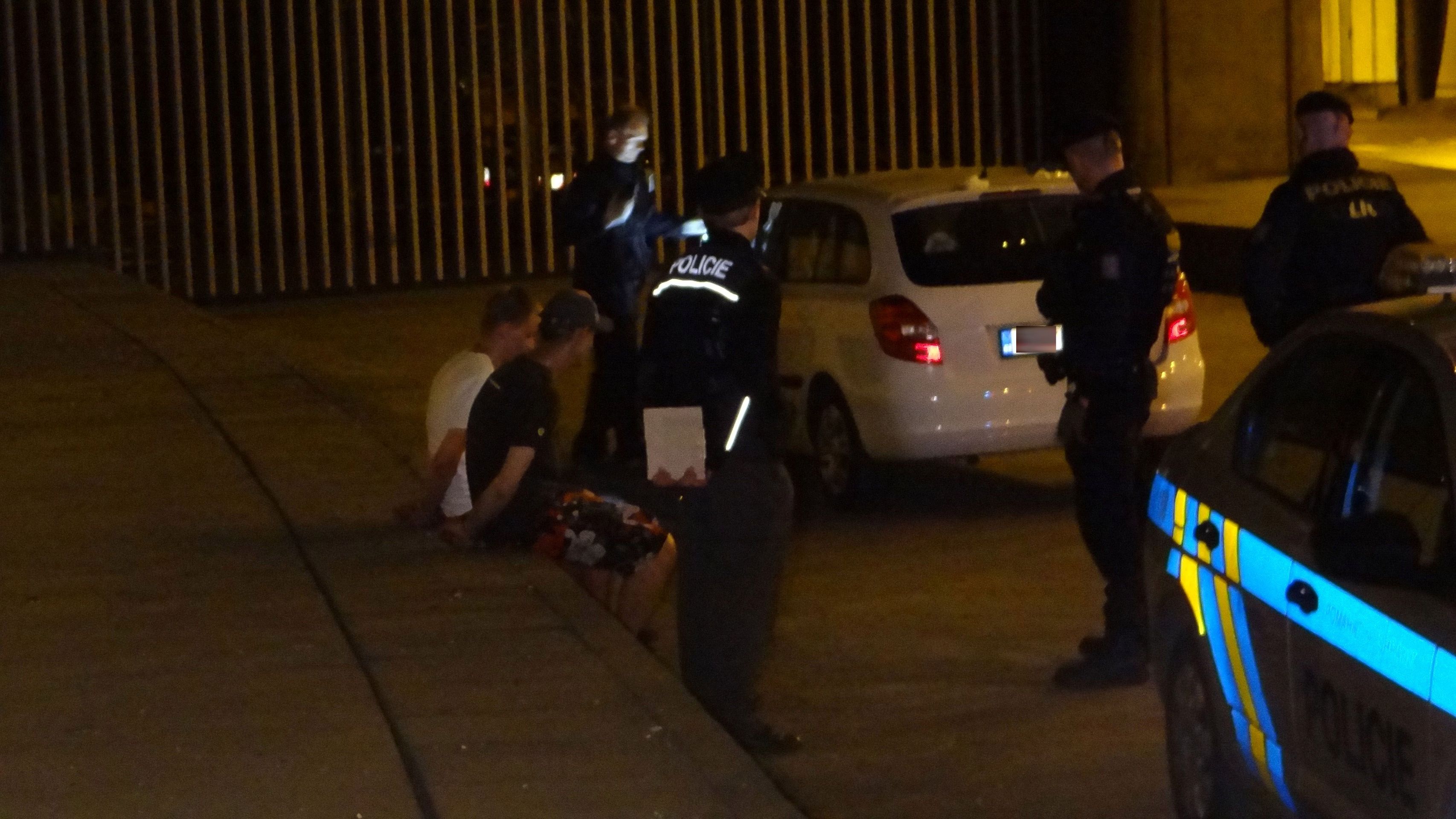 Výlet mladých mužů skončil neslavně, když jim na rukou zacvakla pouta - GALERIE: Policisté dopadli mladíky v kradeném autě (5/5)