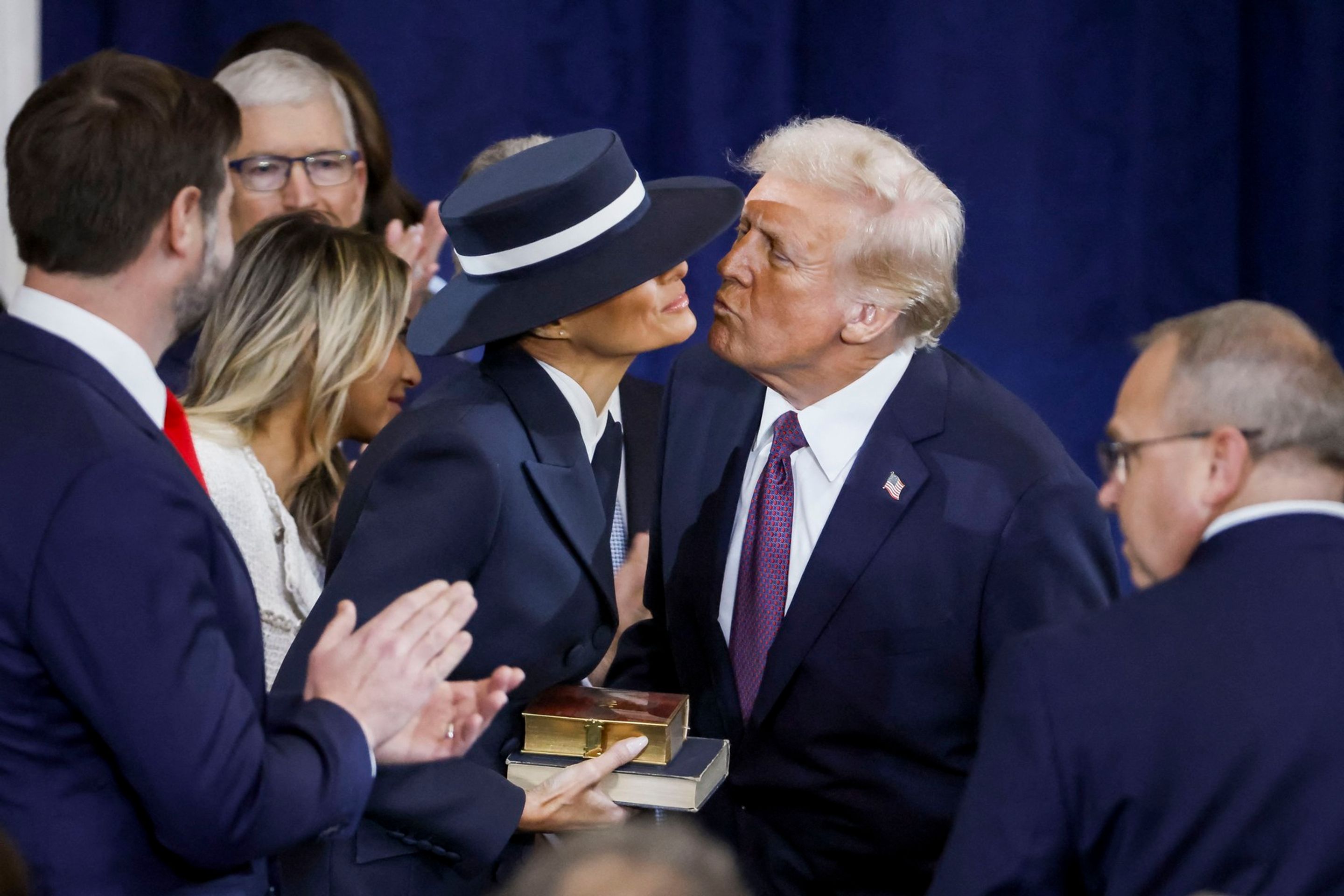 Nepovedený polibek Donalda Trumpa s manželkou Melanií na inauguraci - Donald Trump s manželkou Melanií na inauguraci (4/5)