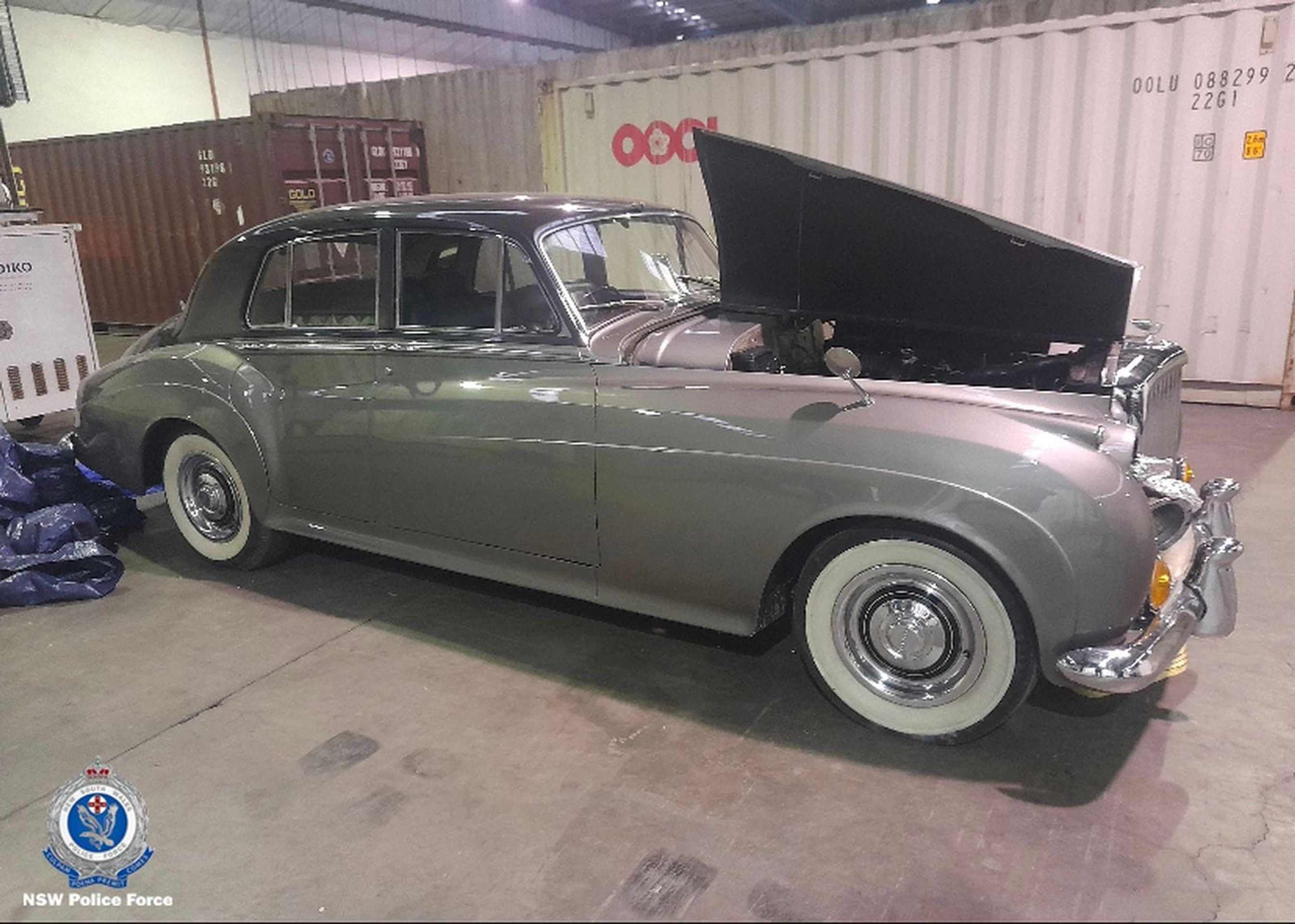Bentley z roku 1960 ukrývalo balíky drog - Do Bentley z roku 1960 pašeráci ukryli desítky kilogramů drog (1/6)