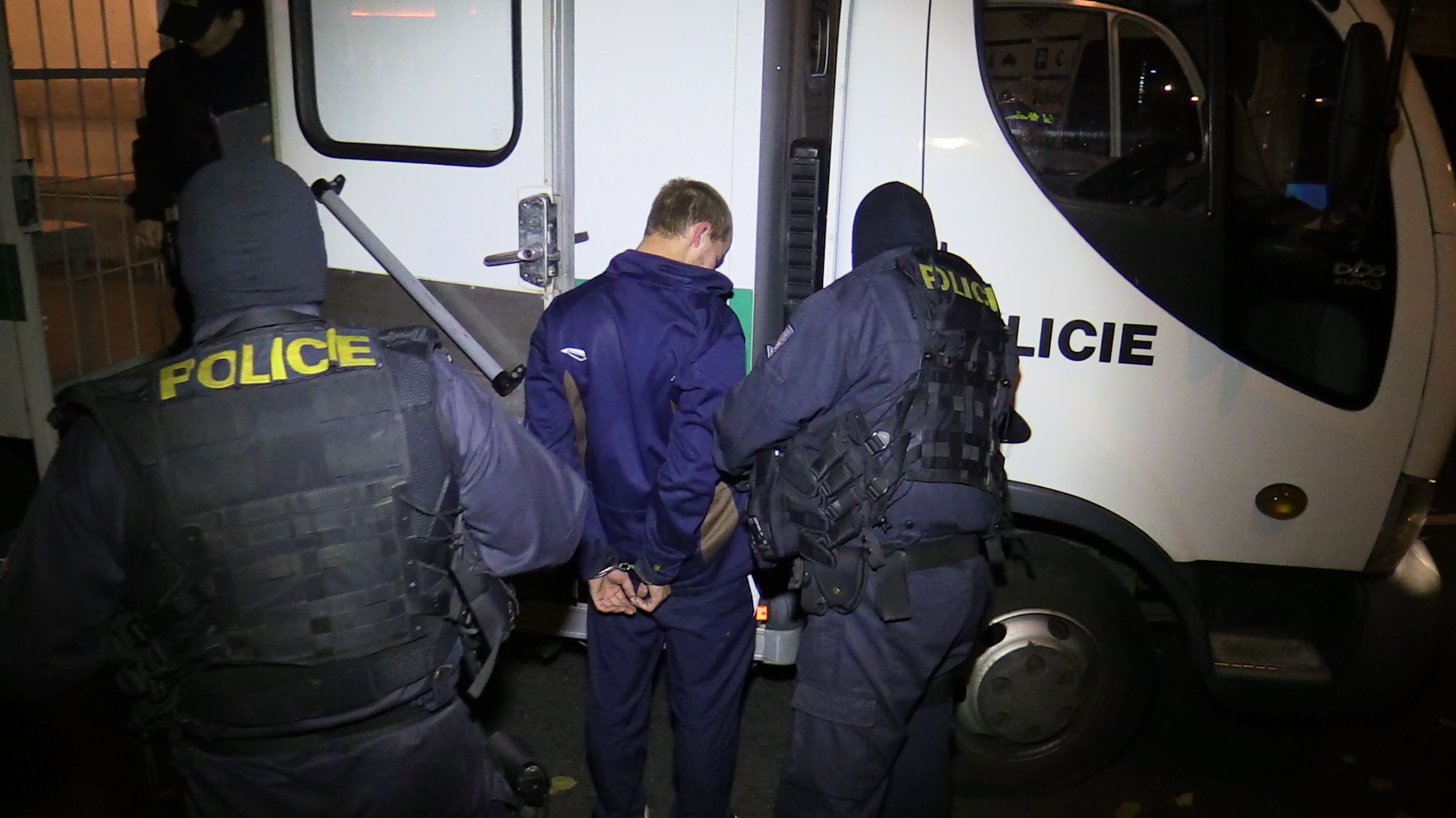 Na nepovolený sraz „tuningářů“ v Praze si došlápla policie - 13 - GALERIE: Na nepovolený sraz „tuningářů“ v Praze si došlápla policie (3/15)