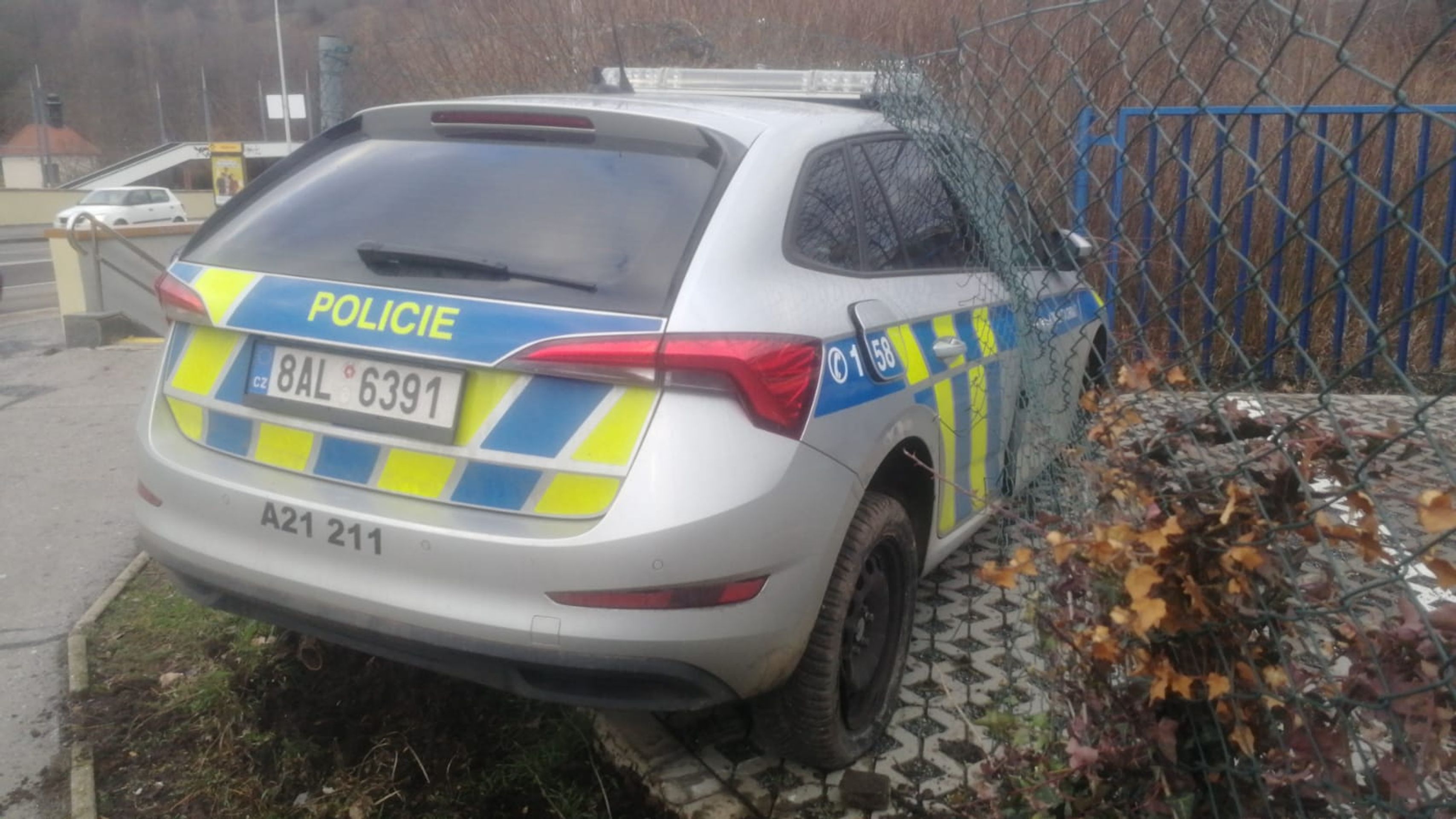 Policejní auto v Praze vyletělo ze silnice (7) - Policejní auto v Praze vyletělo ze silnice (6/8)