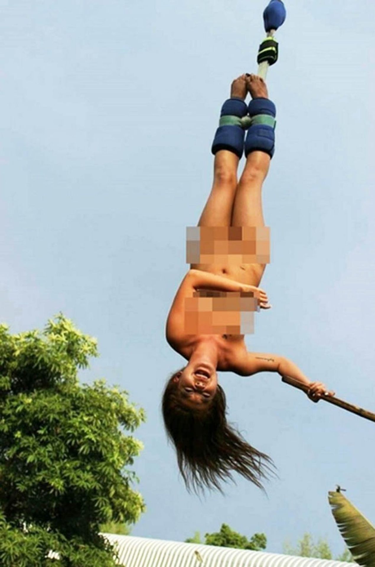 Nahý bungee jumping - 1 - GALERIE: Nahý bungee jumping (1/6)