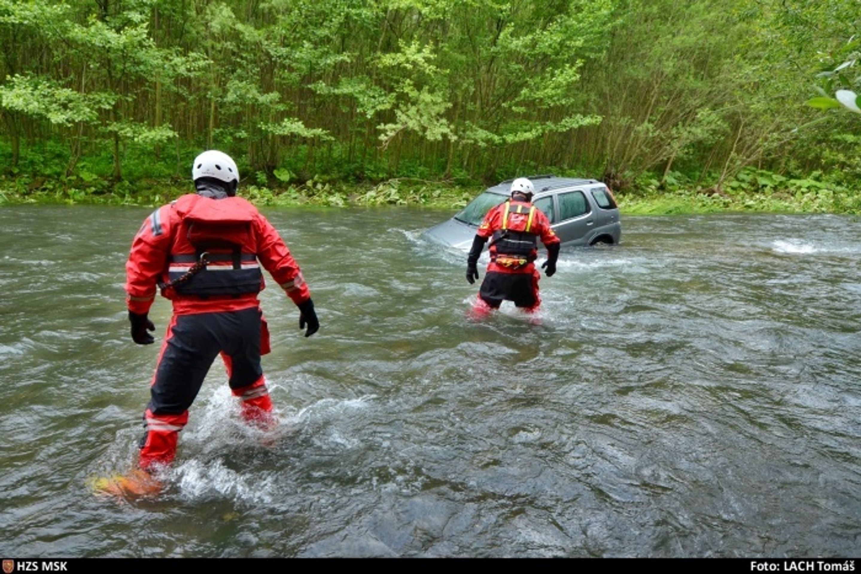 Záchrana a vytažení auta u brodu přes Morávku - 9 - GALERIE: Záchrana a vytažení auta u brodu přes Morávku (9/17)