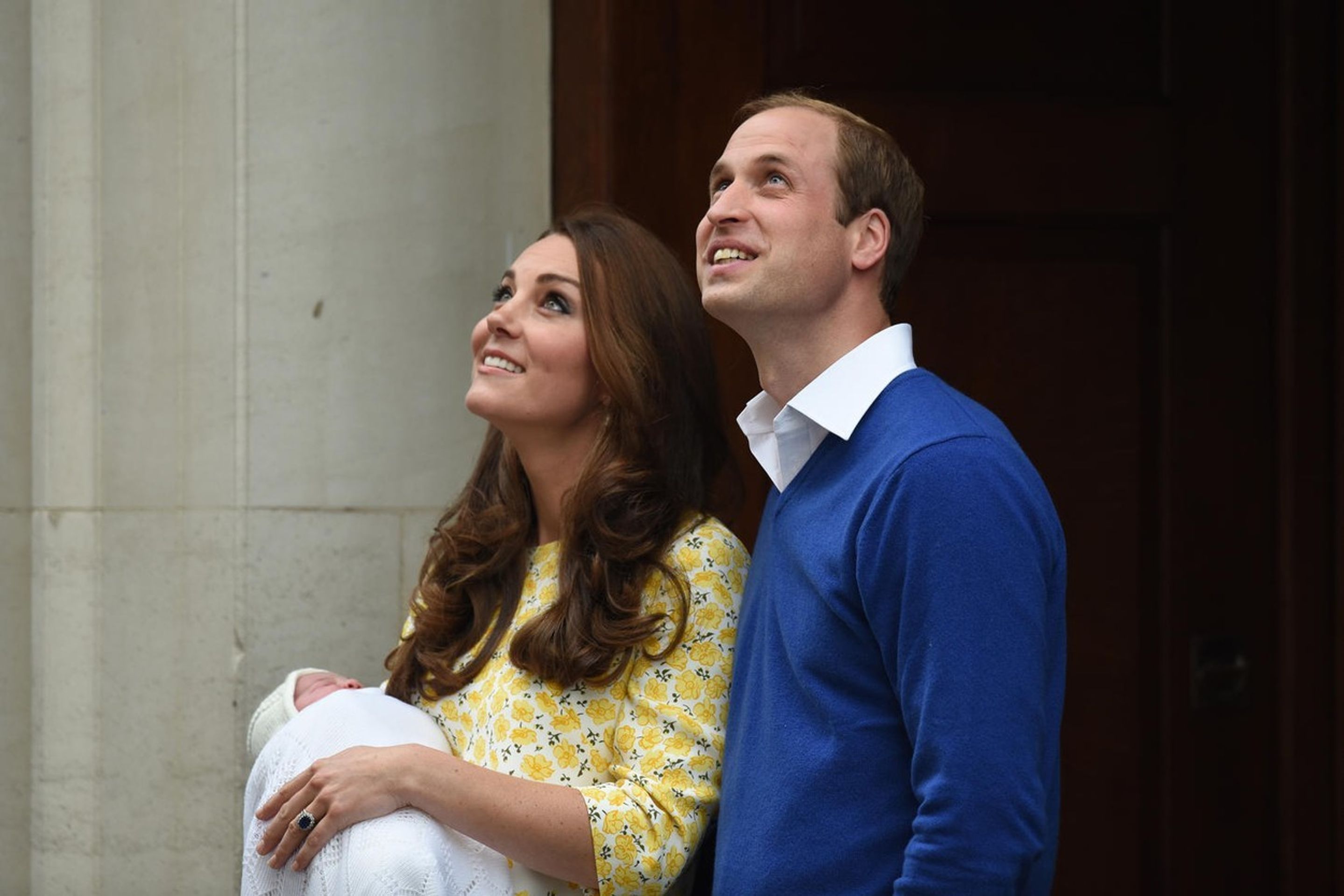 Princezna Charlotte, vévodkyně Kate a princ William při odjezdu z porodnice - 1 - GALERIE: Princezna Charlotte a princ George (6/9)