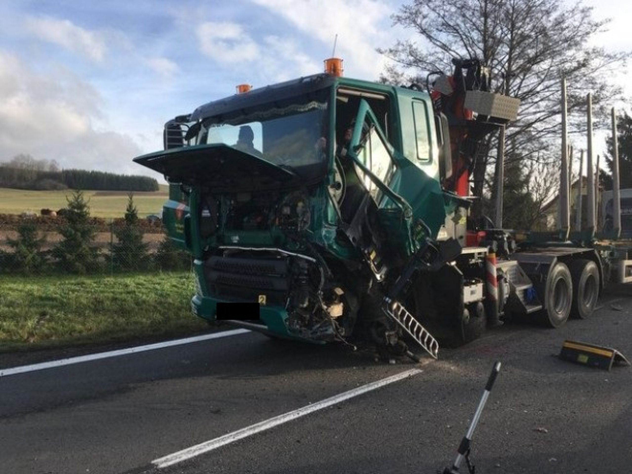 Na Pardubicku se srazila dodávka s kamionem - 2 - GALERIE: Na Orlickoústecku se srazila dodávka s kamionem (1/3)