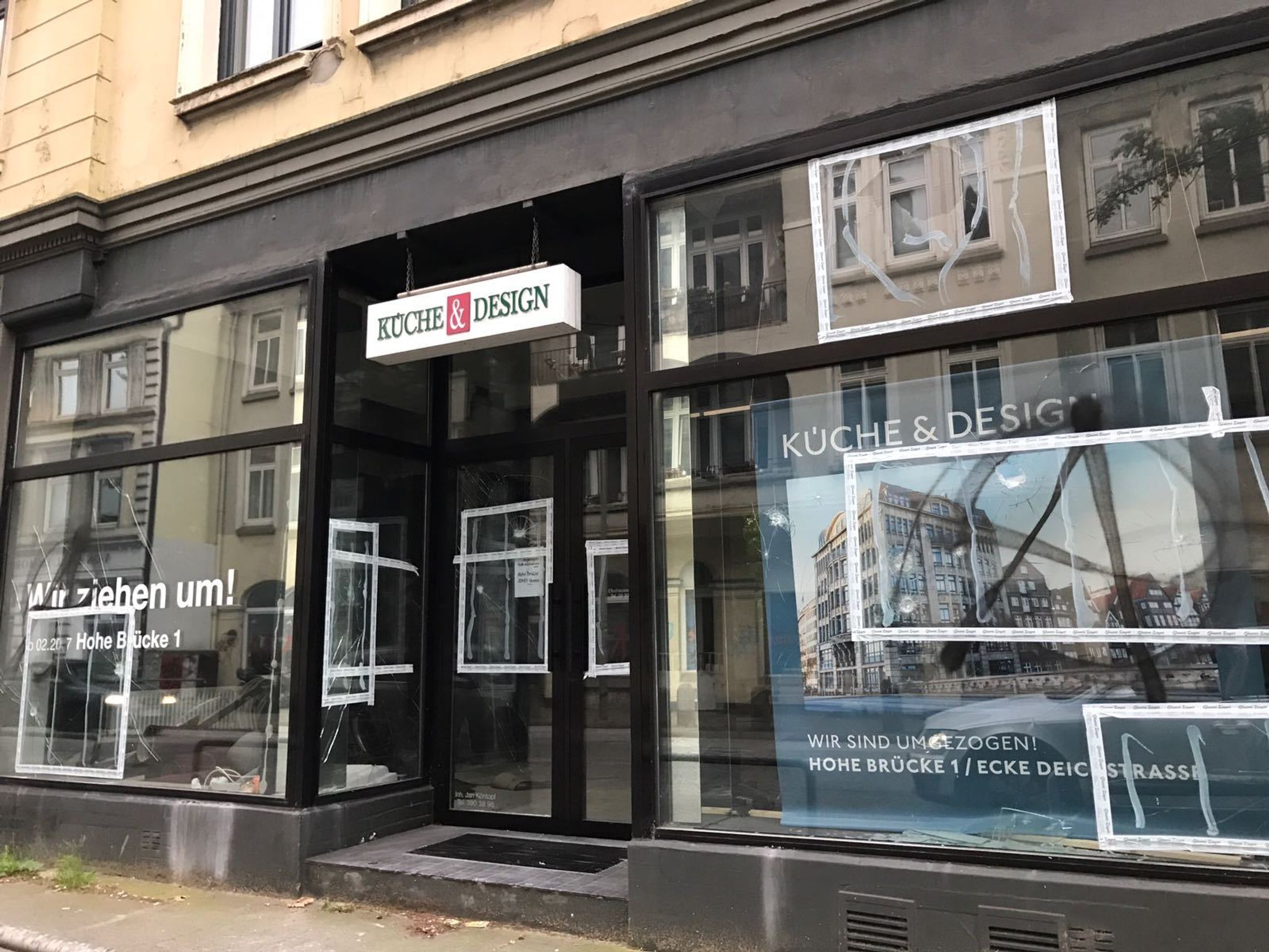 Žhářské útoky a rabování v Hamburku - 1 - GALERIE: Žhářské útoky a rabování v Hamburku při summitu G20 (11/11)