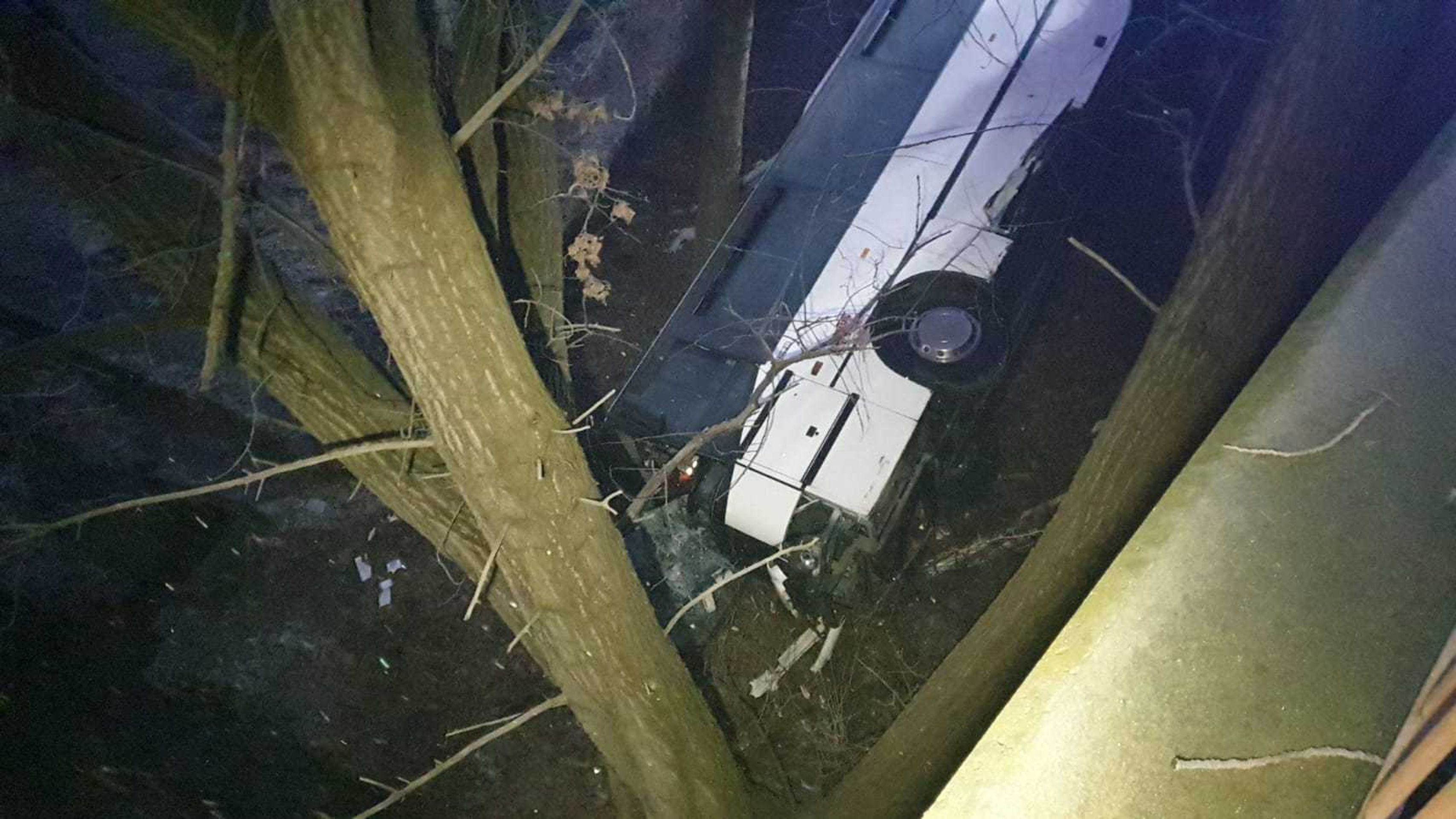 Vážná nehoda autobusu v Mělníku - 4 - GALERIE: V Mělníku se zřítil autobus z mostu (4/9)