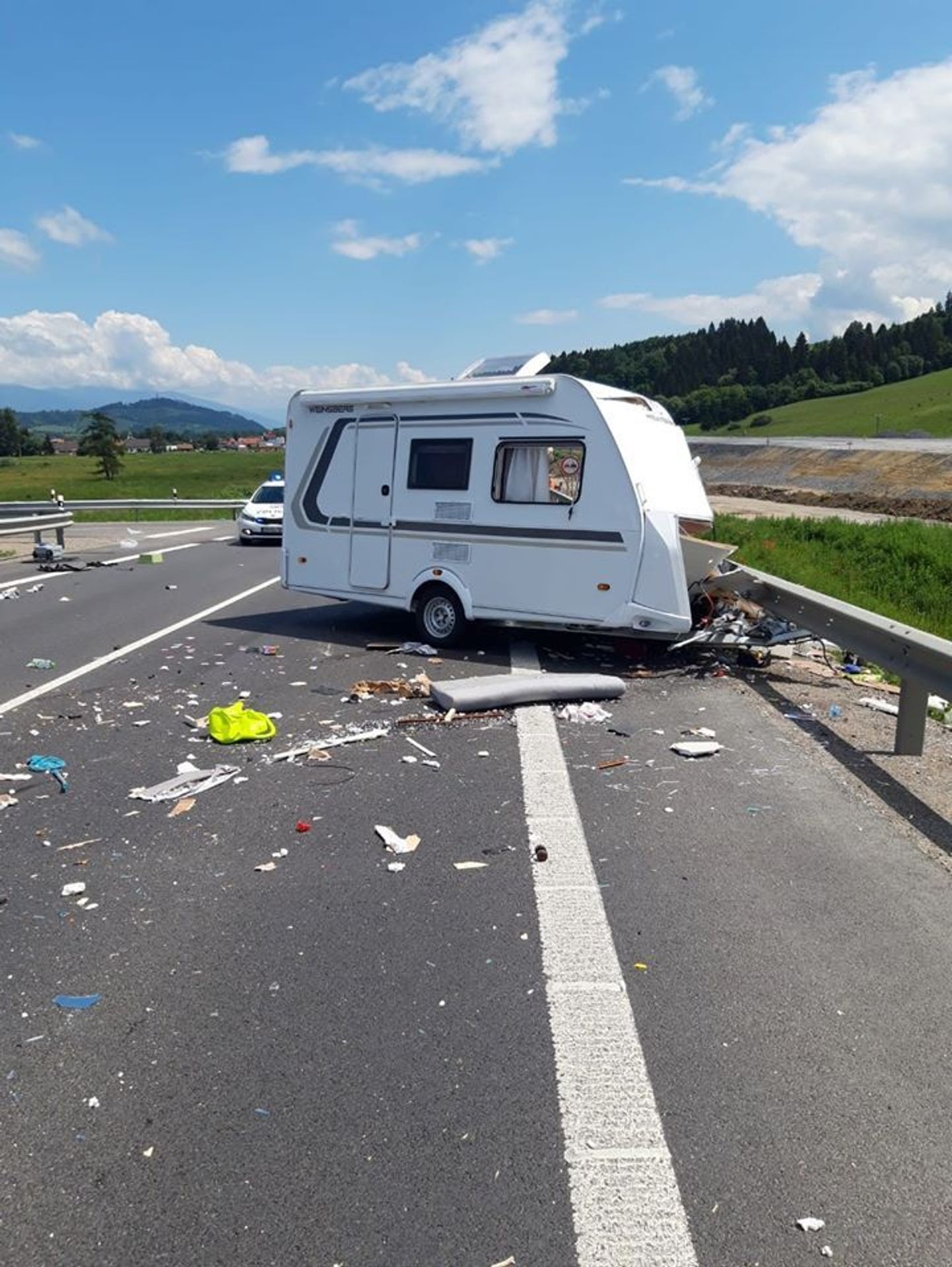 Nehoda karavanu a dodávky na Slovensku - 3 - GALERIE: Nehoda karavanu a dodávky na Slovensku (3/5)
