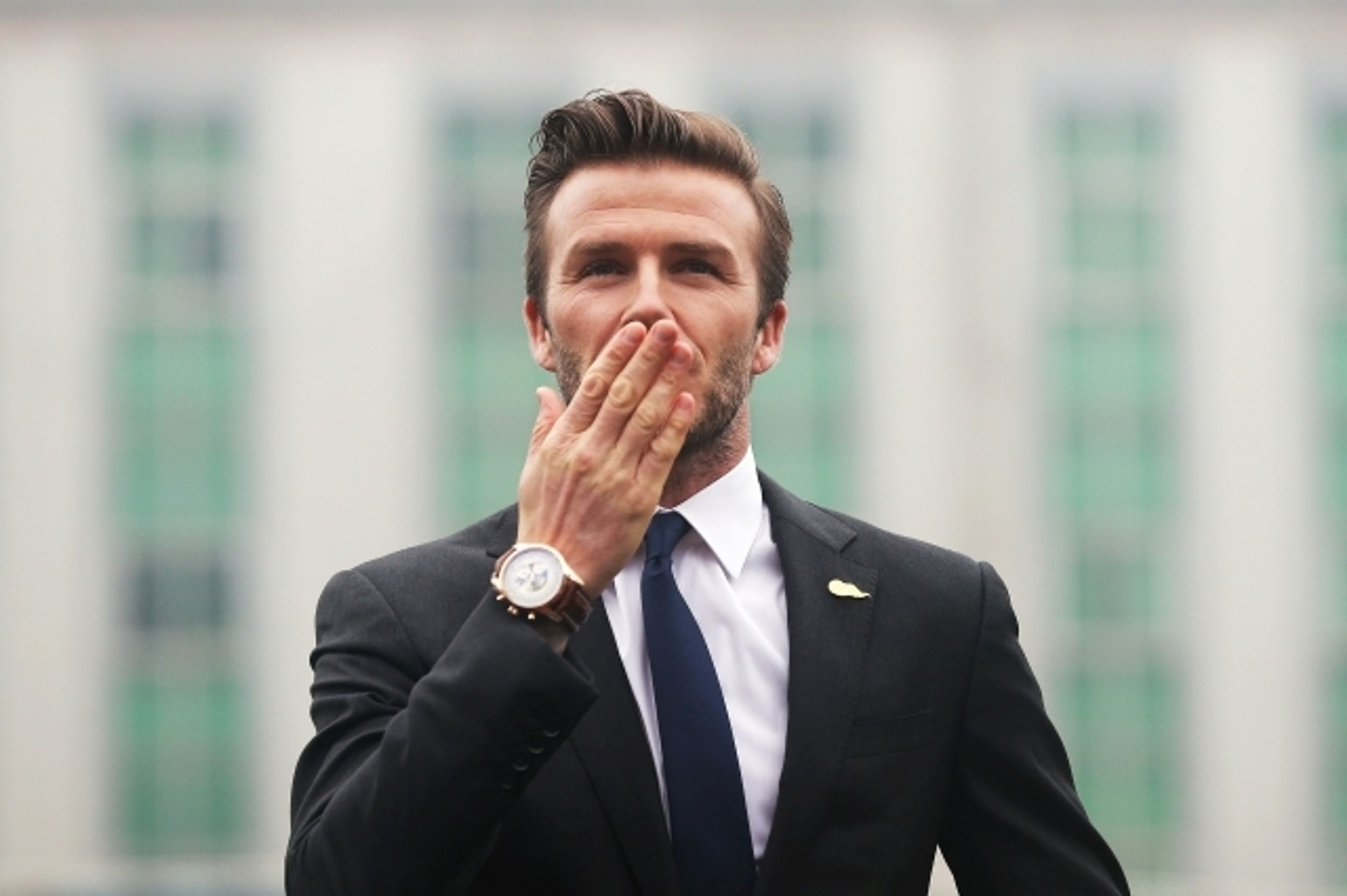 David Beckham upadl v Číně na hřišti - 2 - GALERIE: Pád Davida Beckhama v Číně (12/13)