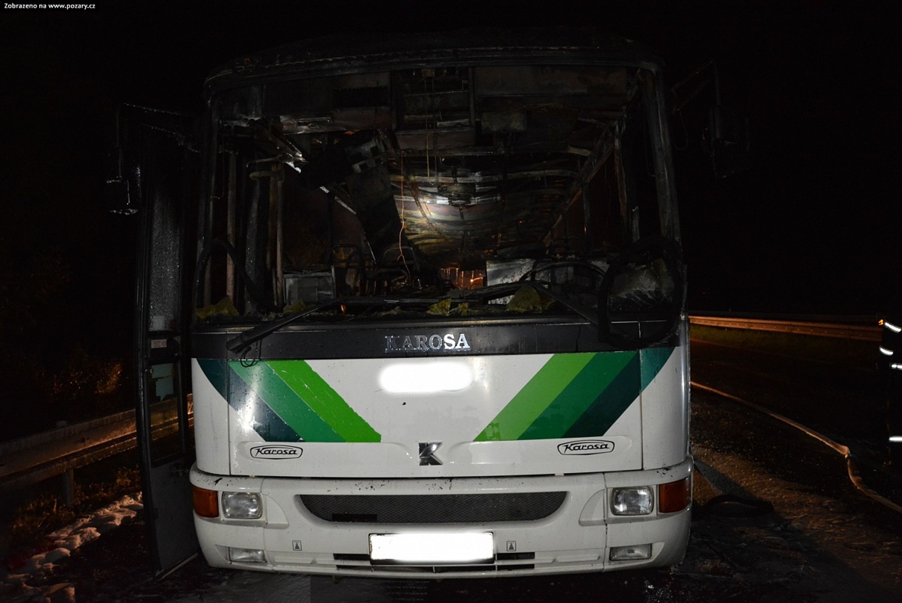 Autobus začal na dálnici D10 hořet - 3 - GALERIE: Požár autobusu na dálnici D10 (3/10)