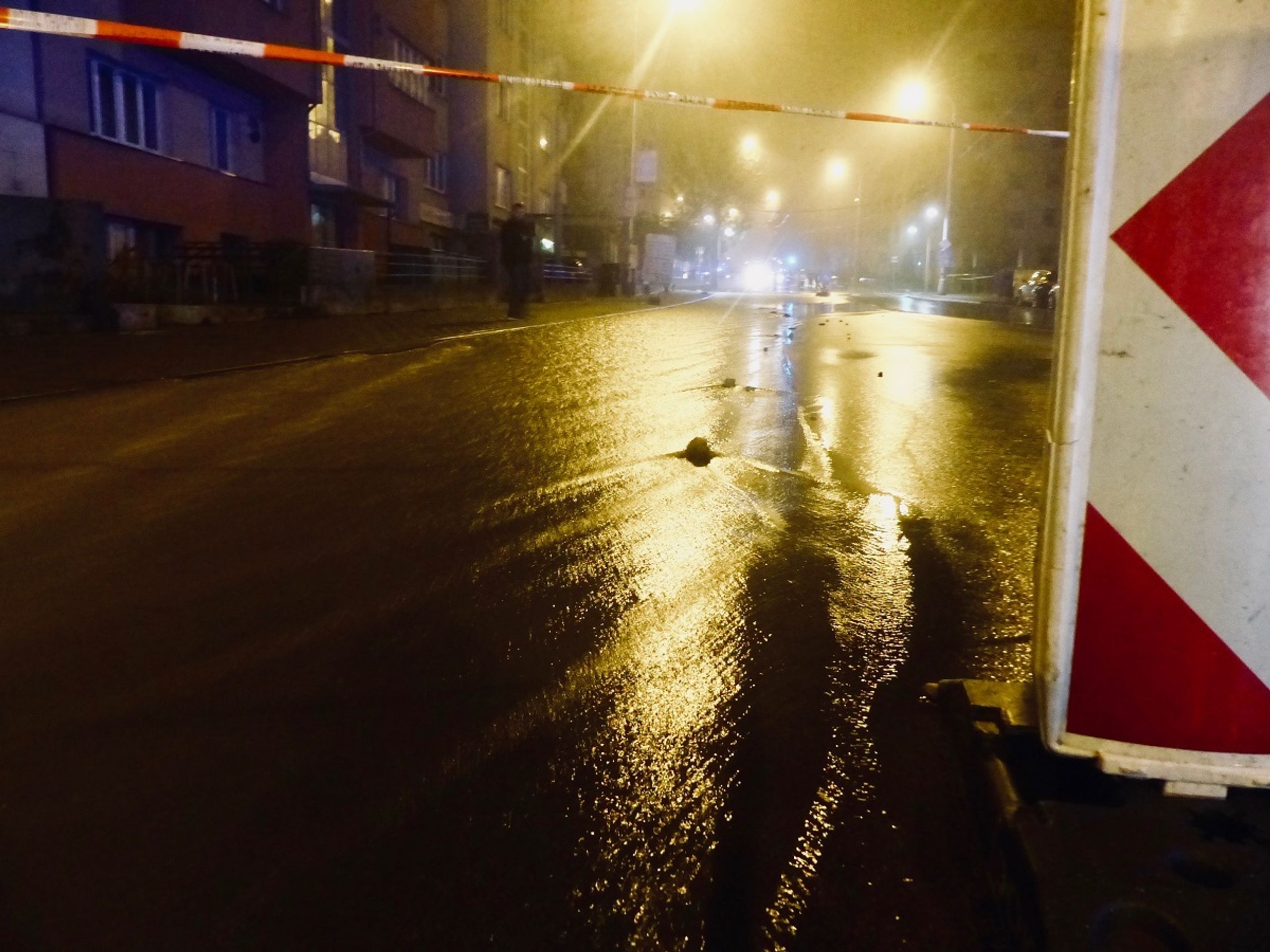 V Brně prasklo potrubí, voda zalila ulici - 1 - GALERIE: V Brně v noci prasklo vodovodní potrubí, ulici zalila voda (13/13)