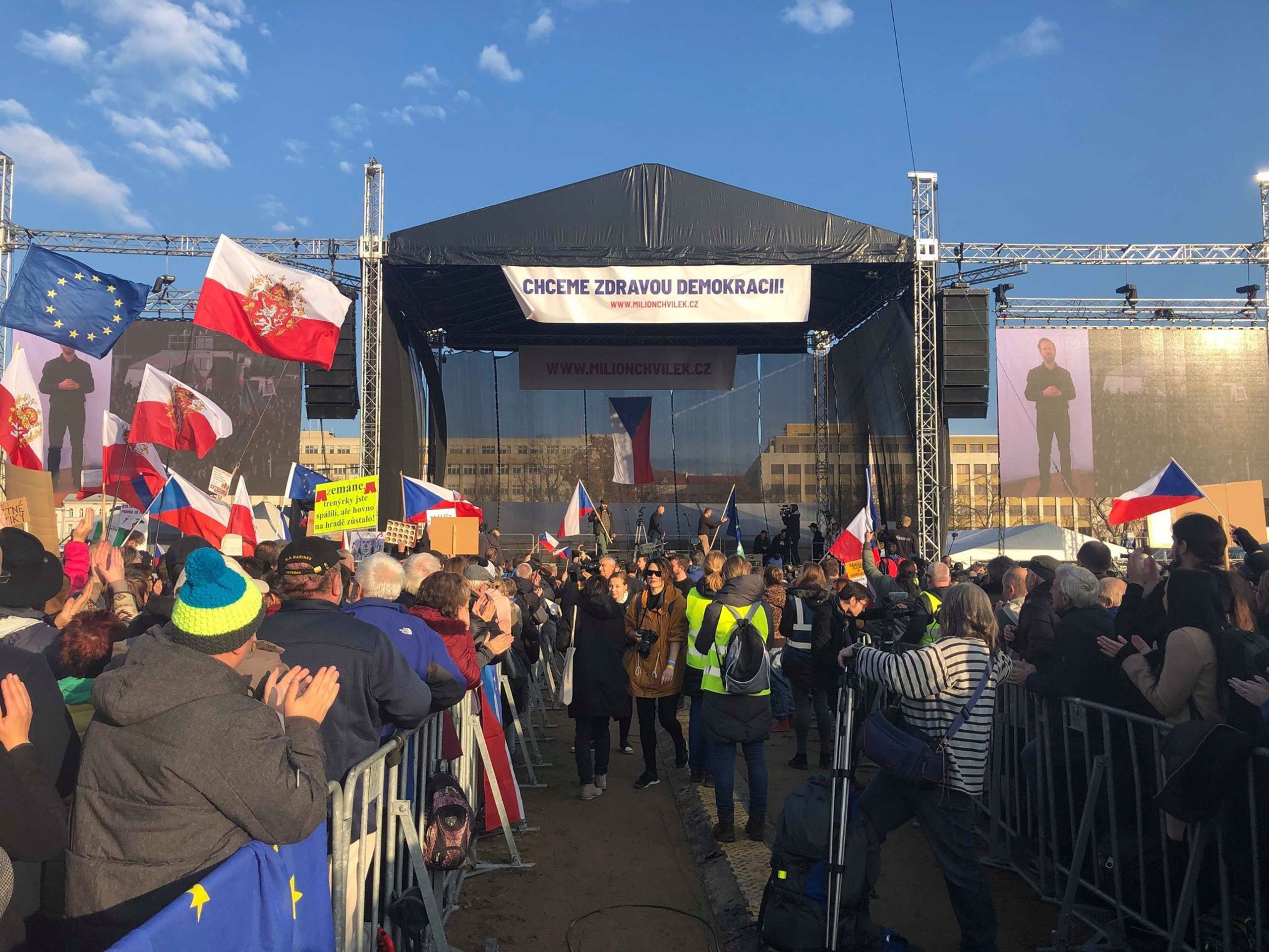 Na Letné protestuje přes 200 tisíc lidí - 10 - GALERIE: Demonstrace na Letné - 16. listopadu (5/14)