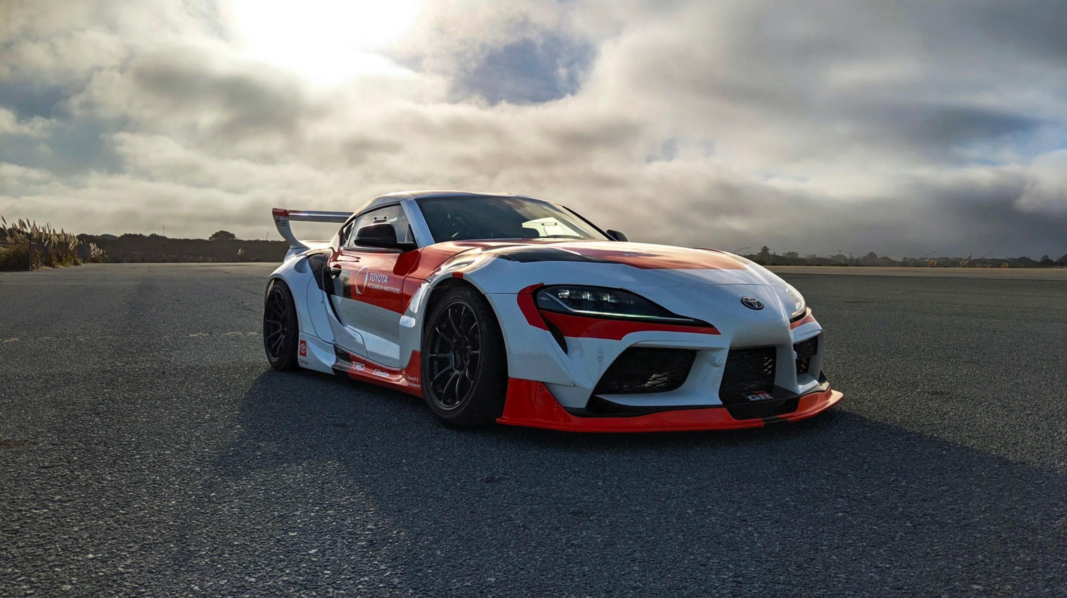 Toyota GR Supra - 10 - Fotogalerie: Tahle Supra umí driftovat úplně sama! (6/7)